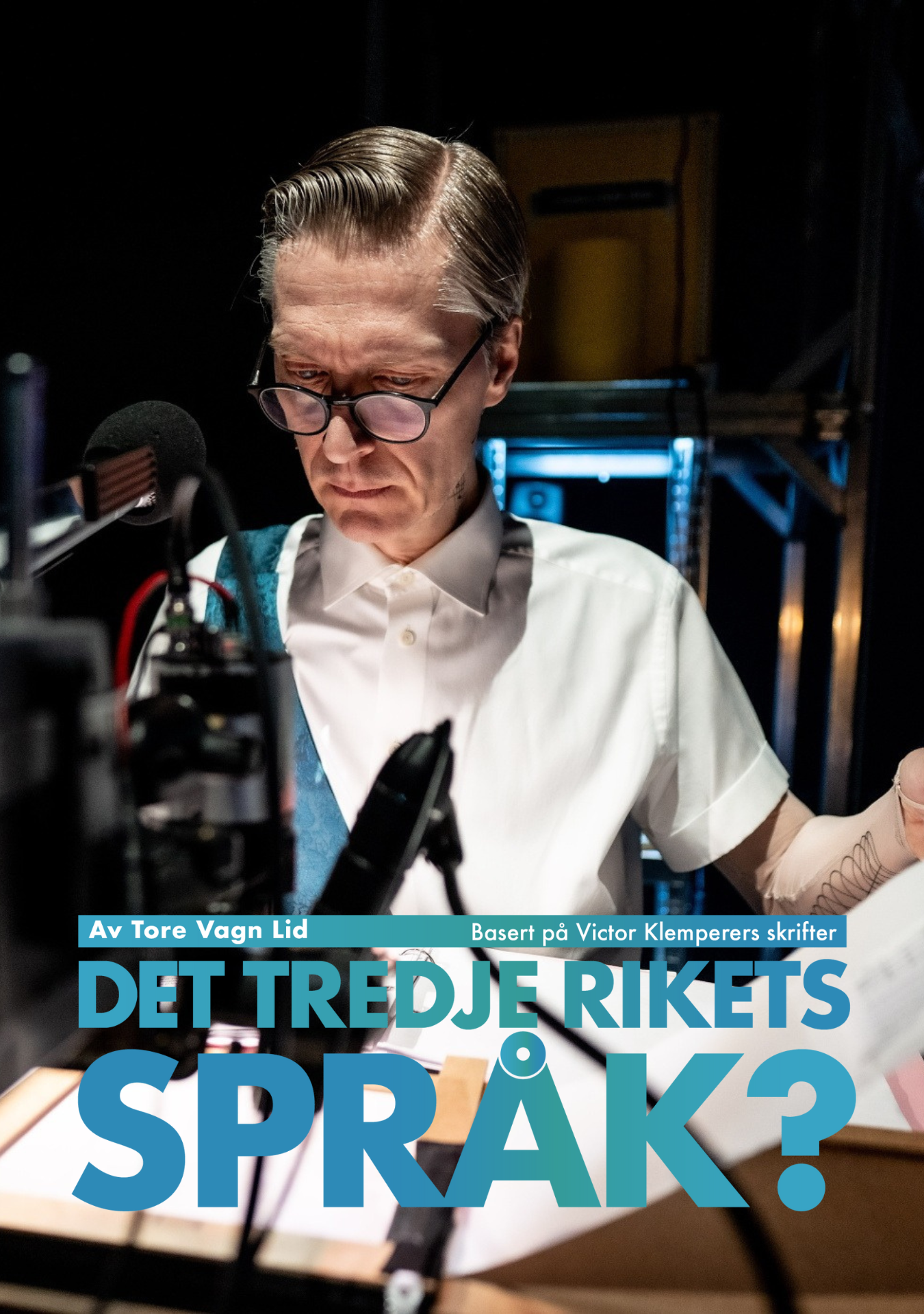 Mann som står og leser med tittel "Det tredje rikets språk?"