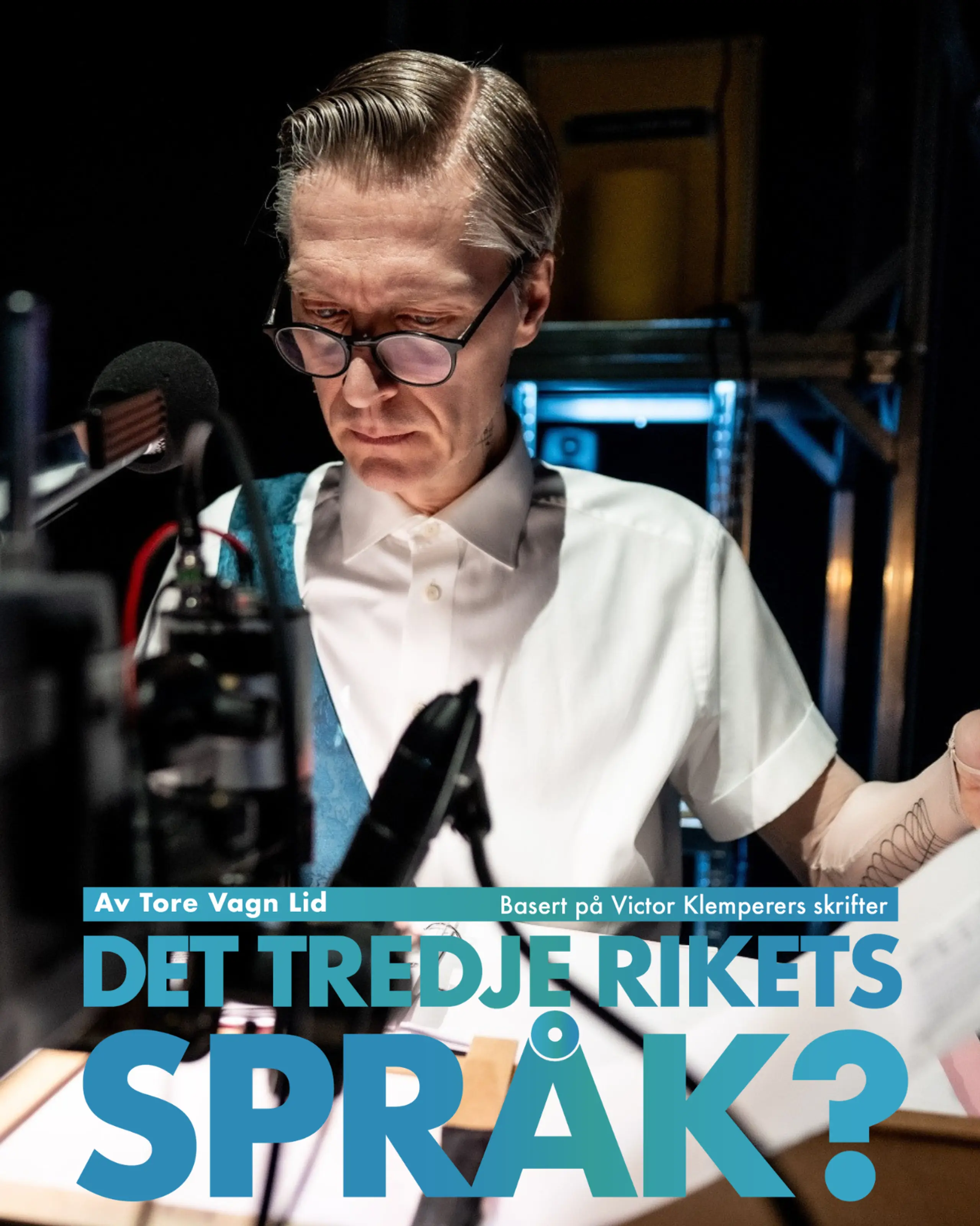 Mann som står og leser med tittel "Det tredje rikets språk?"