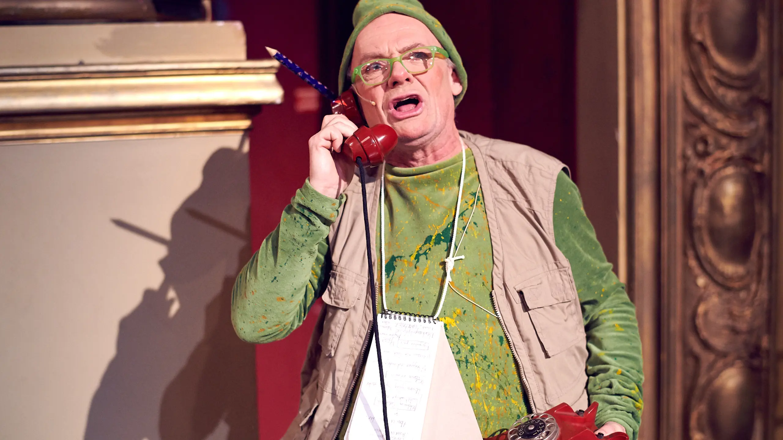 Skuespiller som snakker i telefonen