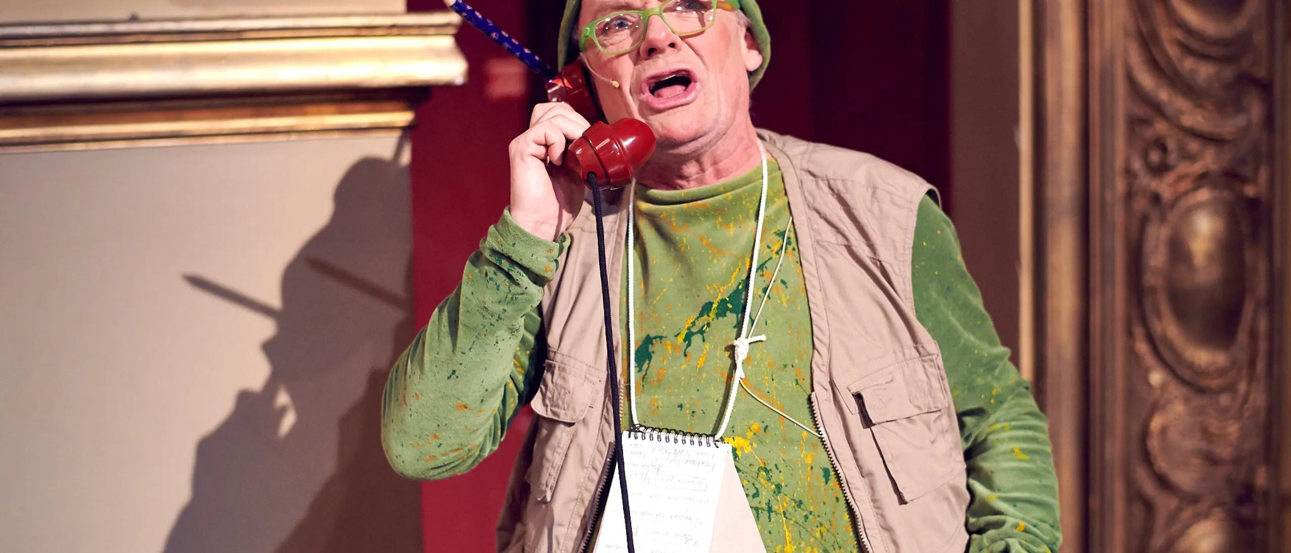 Skuespiller som snakker i telefonen