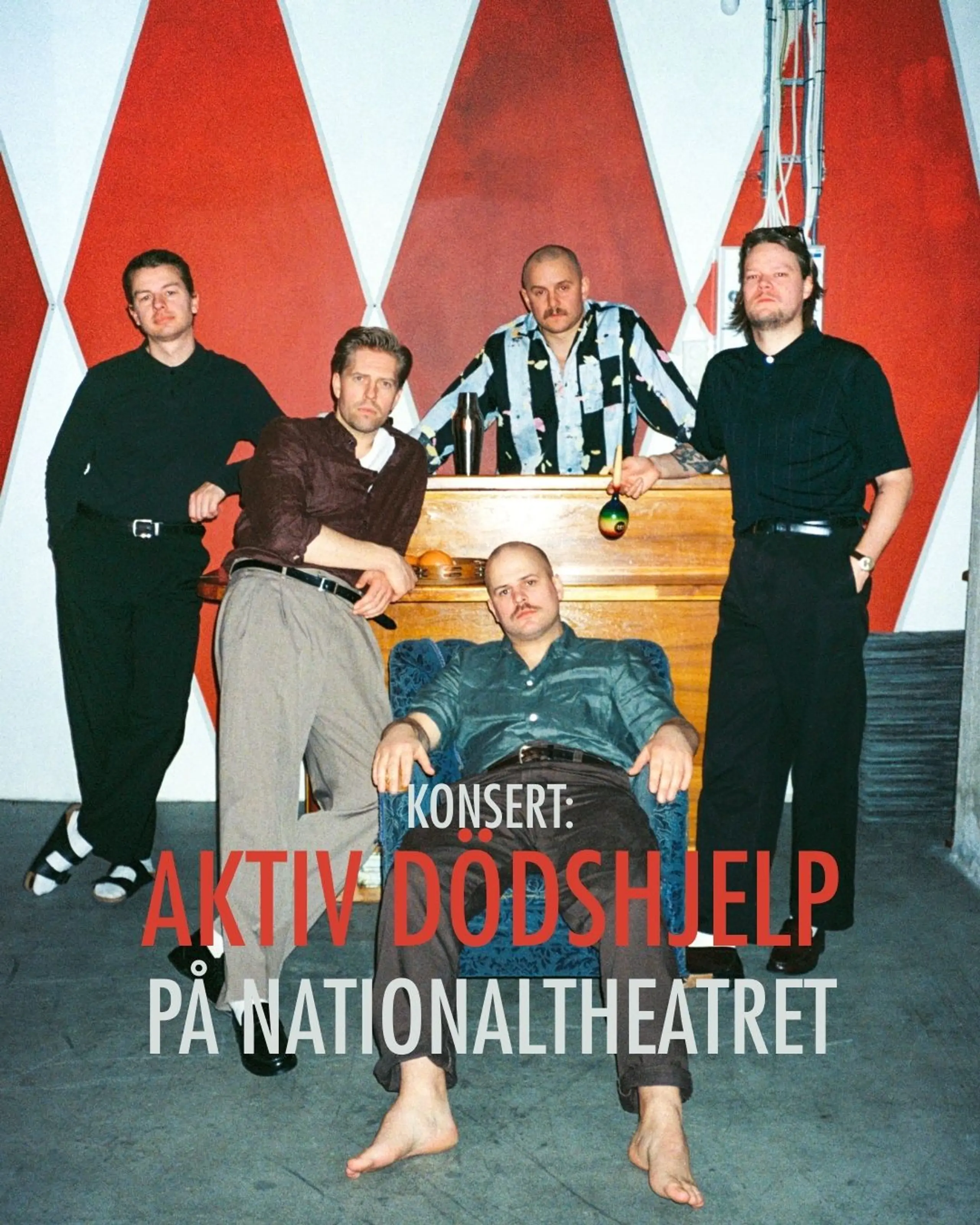 Fem unge menn står henslengt rundt et piano.