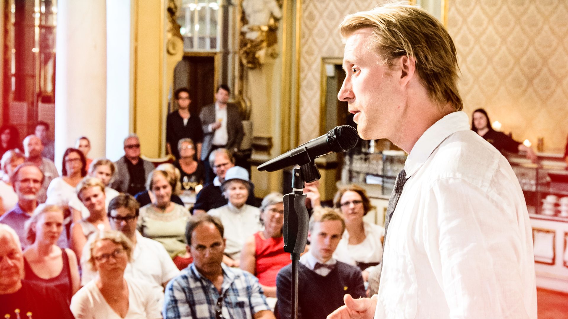 Mann snakker for forsamling