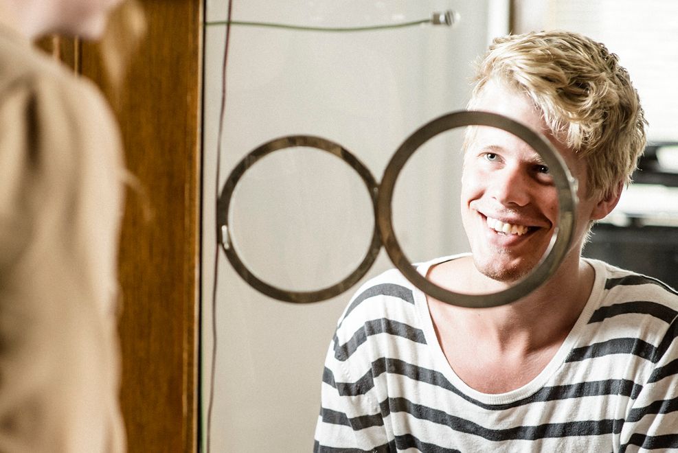 Smilende mann i billettluke