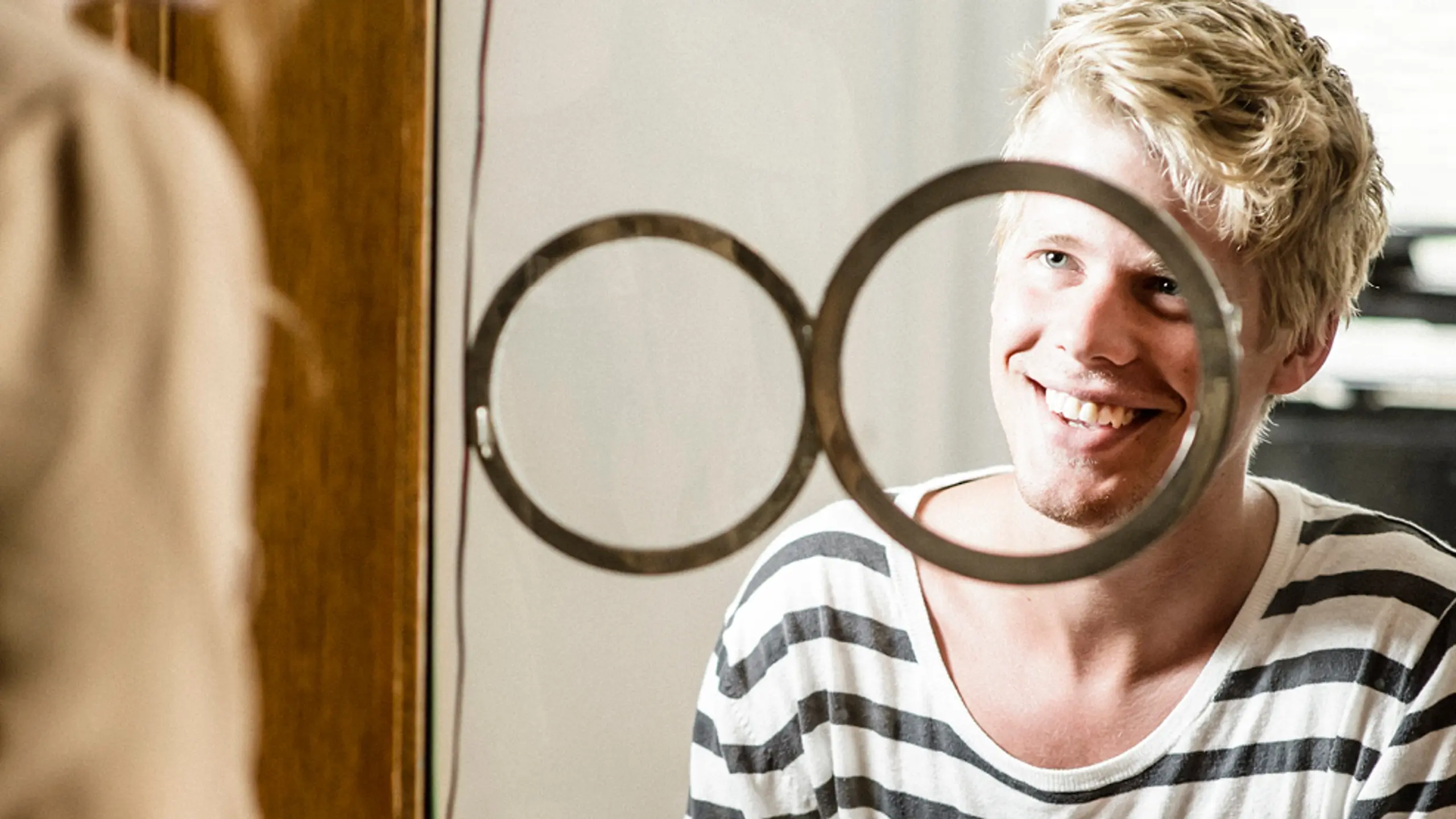 Smilende mann i billettluke