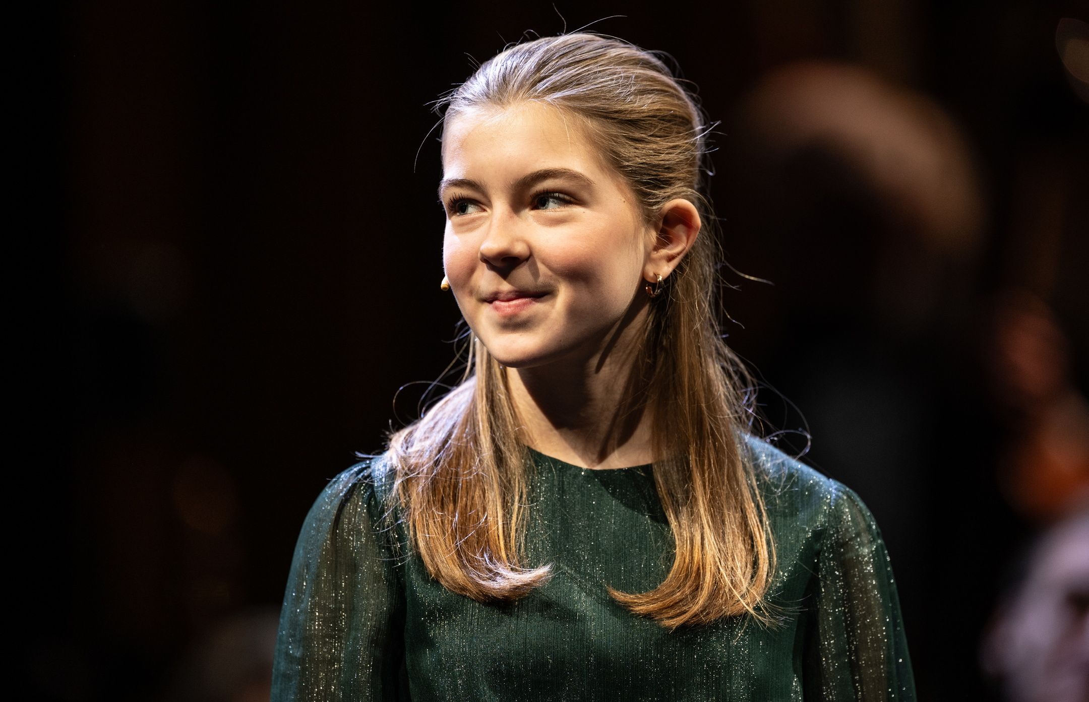 Jente i pyntet grønn kjole