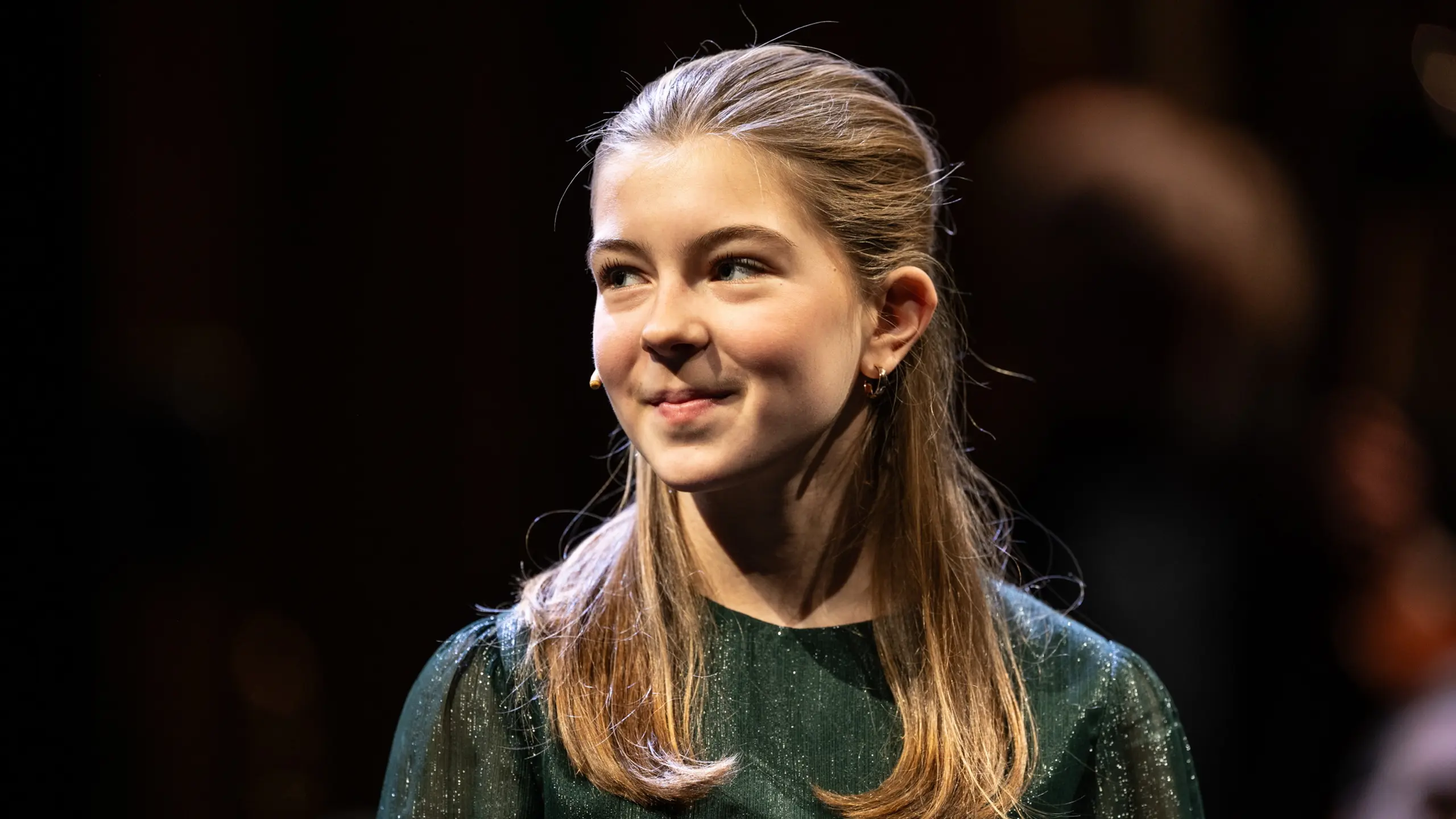 Jente i pyntet grønn kjole