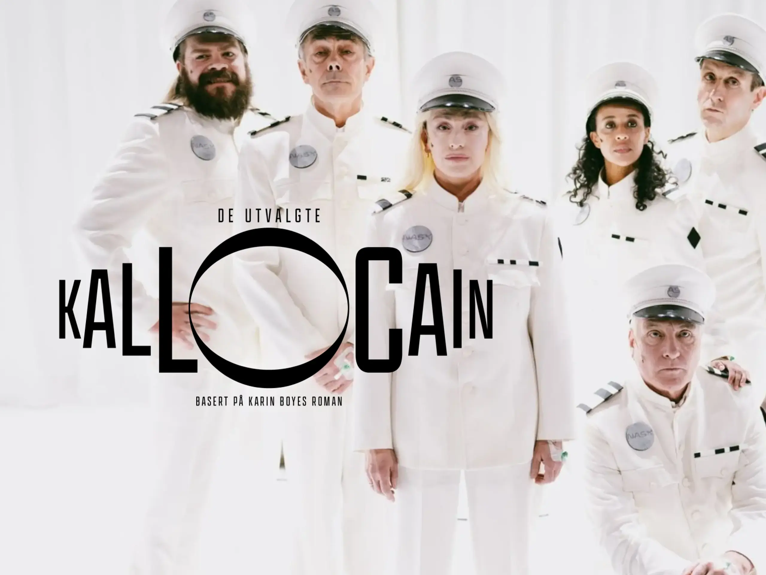Seks personer i hvite futuristiske kostymer stilt opp til gruppebilde. Med tekst "De utvalgte - Kallocain - Basert på Karin Boyes roman"