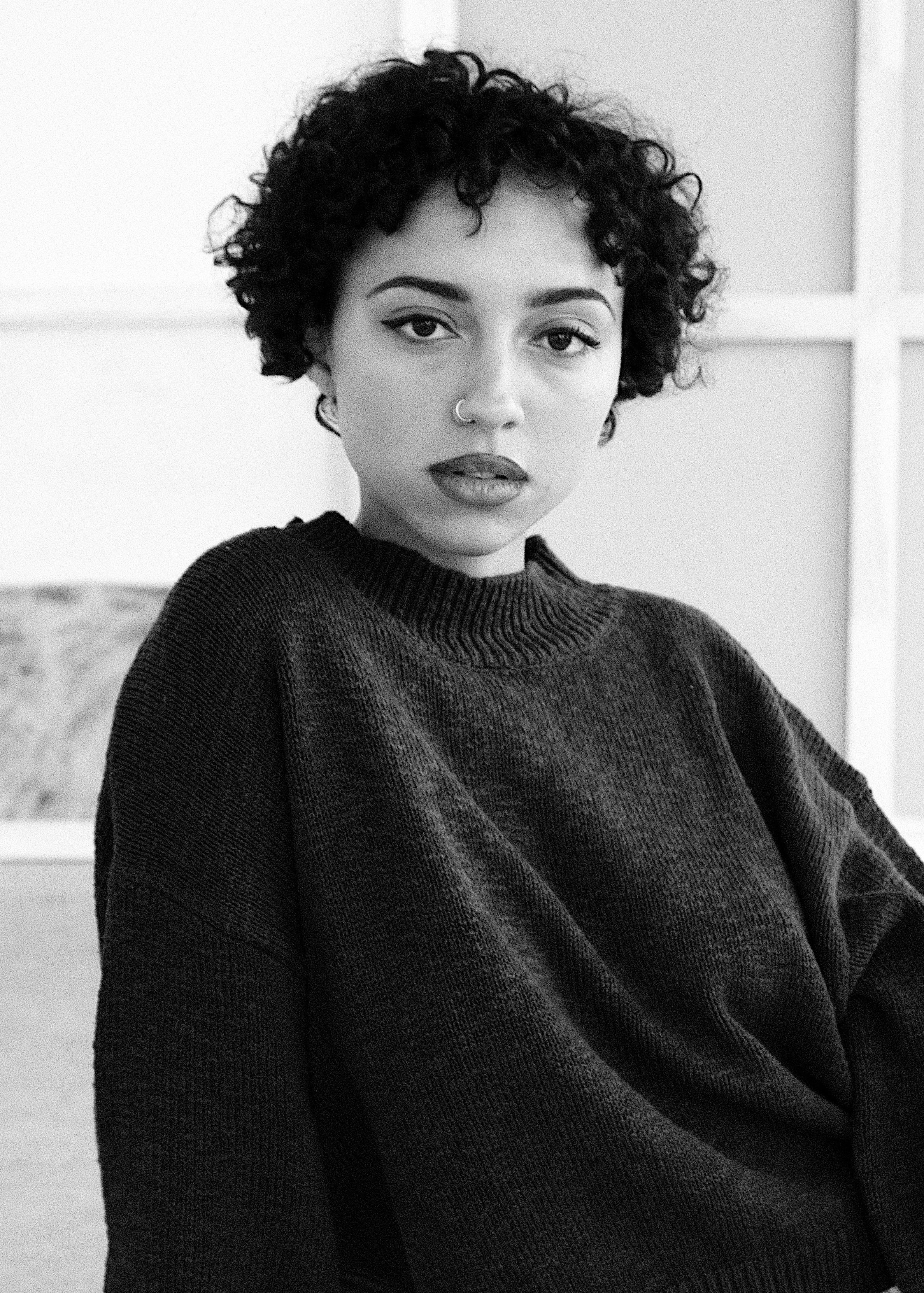 Svart hvitt-portrett av kvinne