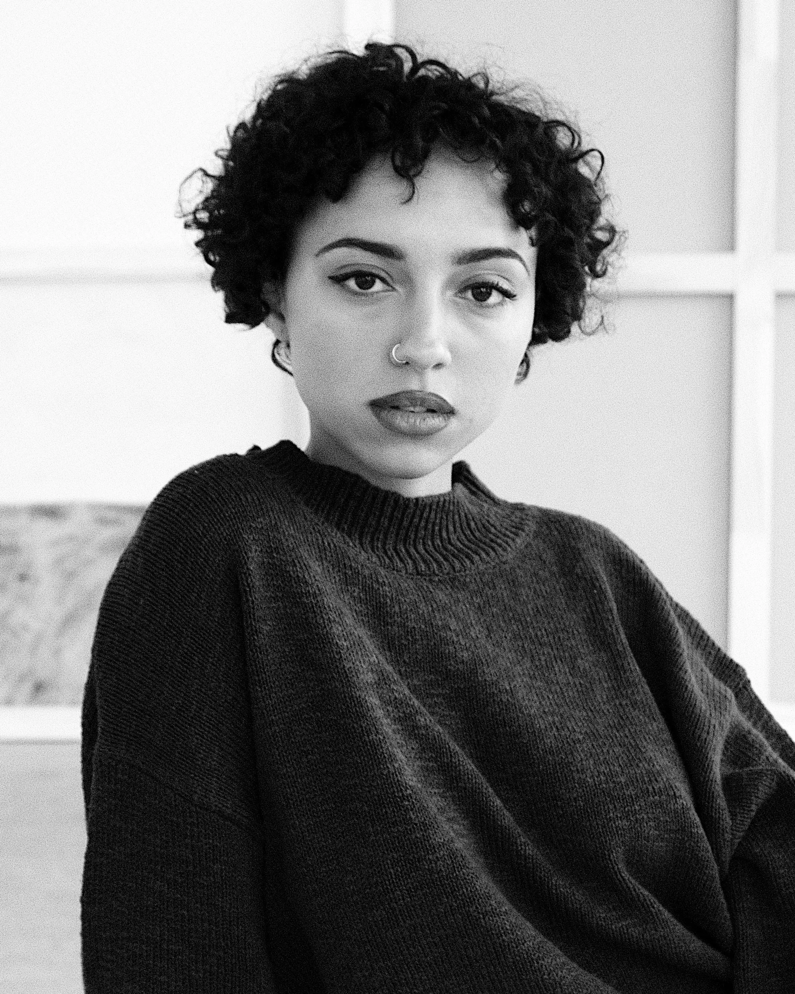 Svart hvitt-portrett av kvinne
