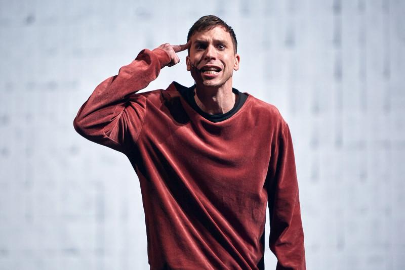 Herbert Nordrum i forestillingen Hamlet, på Hovedscenen på Nationaltheatret i 2021