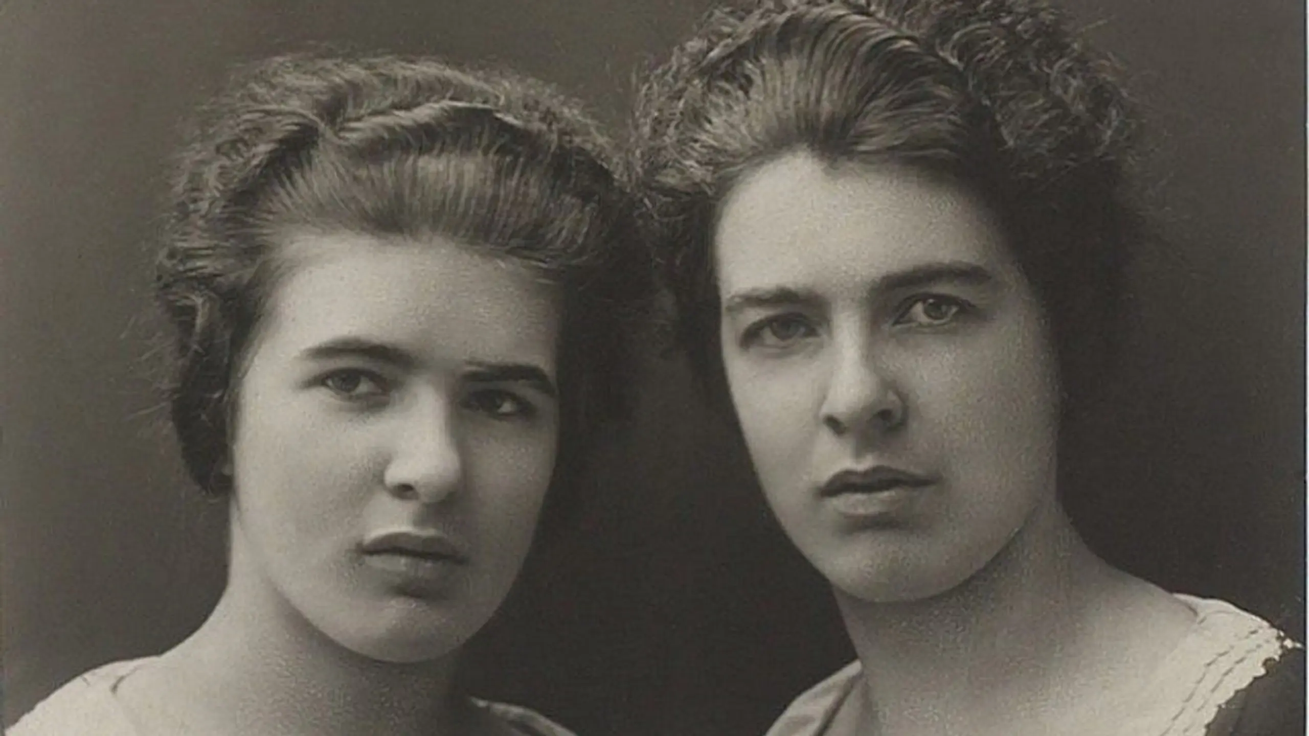 Svart hvitt-portrett av to kvinner