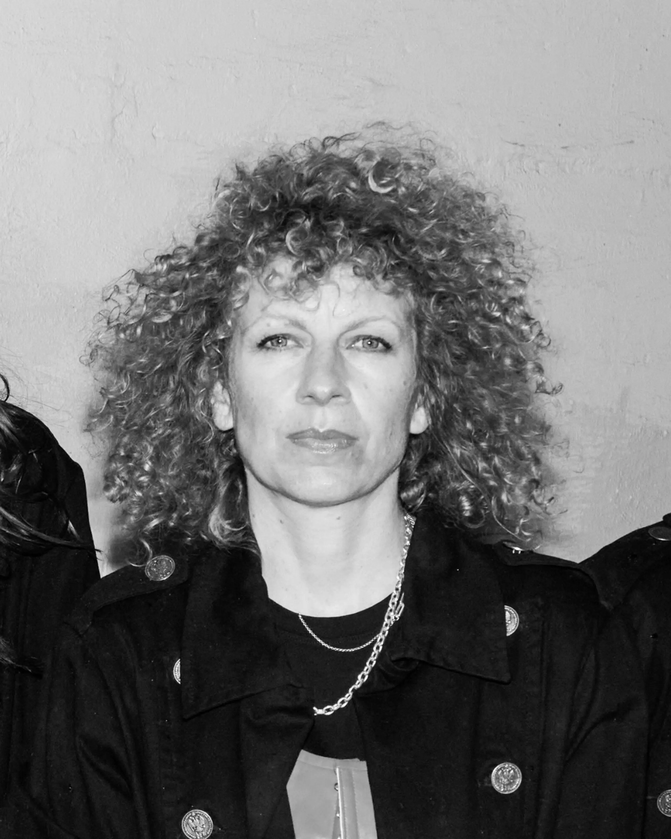 Svart hvitt-portrett av kvinne