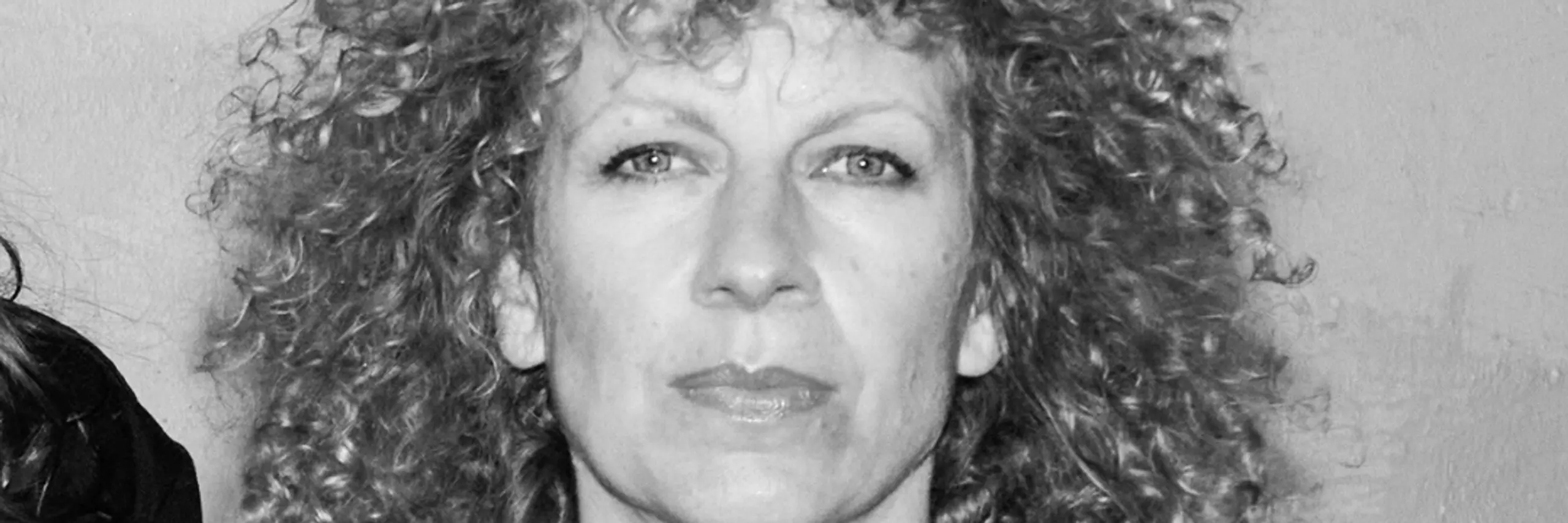 Svart hvitt-portrett av kvinne