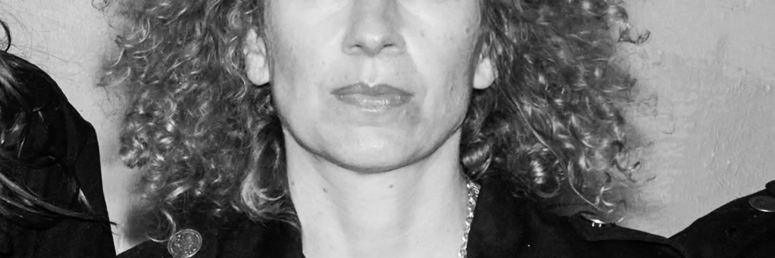 Svart hvitt-portrett av kvinne