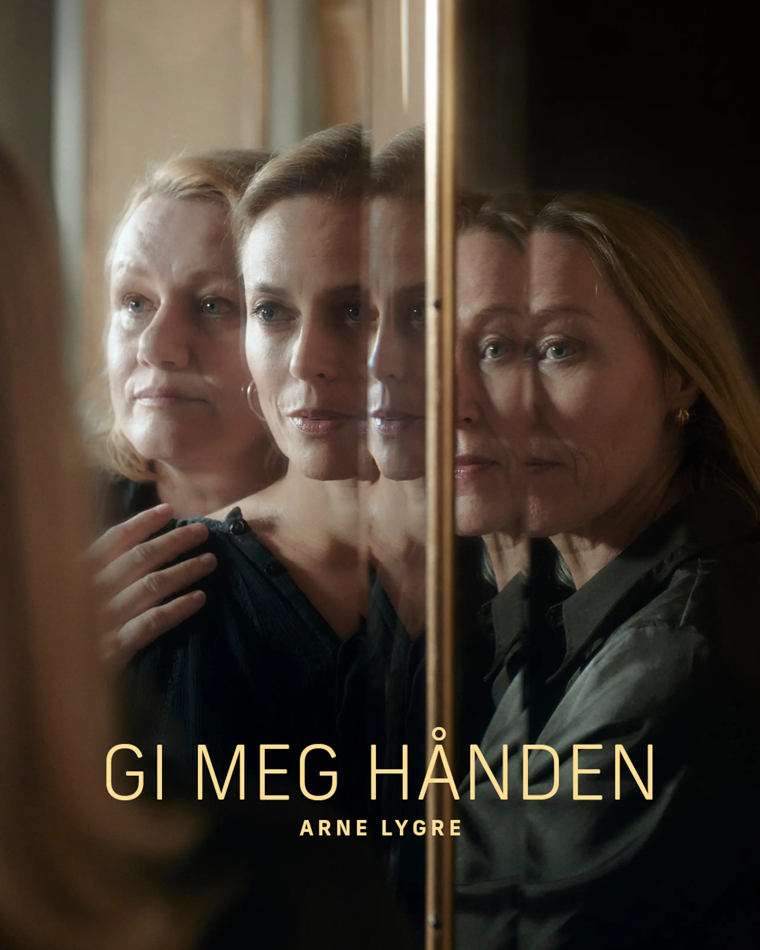 Tre kvinner står foran et speil og holder på hverandre med tekst Gi meg hånden Arne Lygre