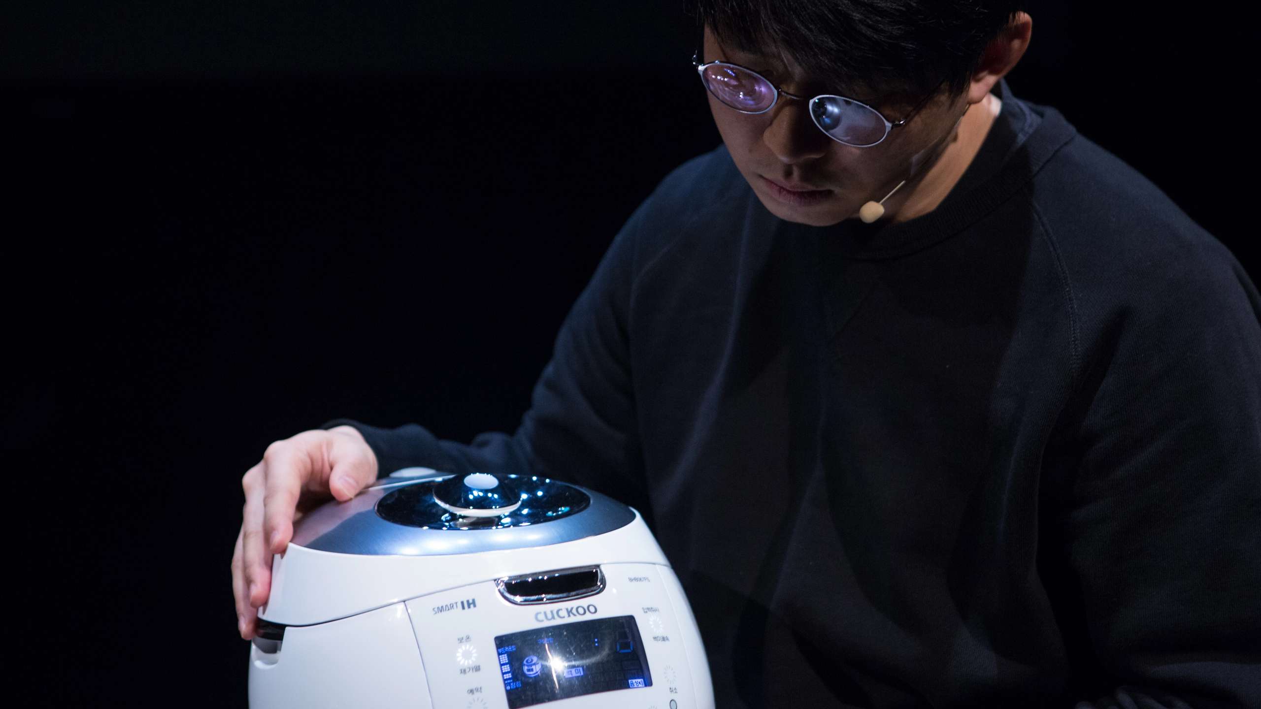 En ung sørkoreansk mann står sammen med en elektrisk riskoker.