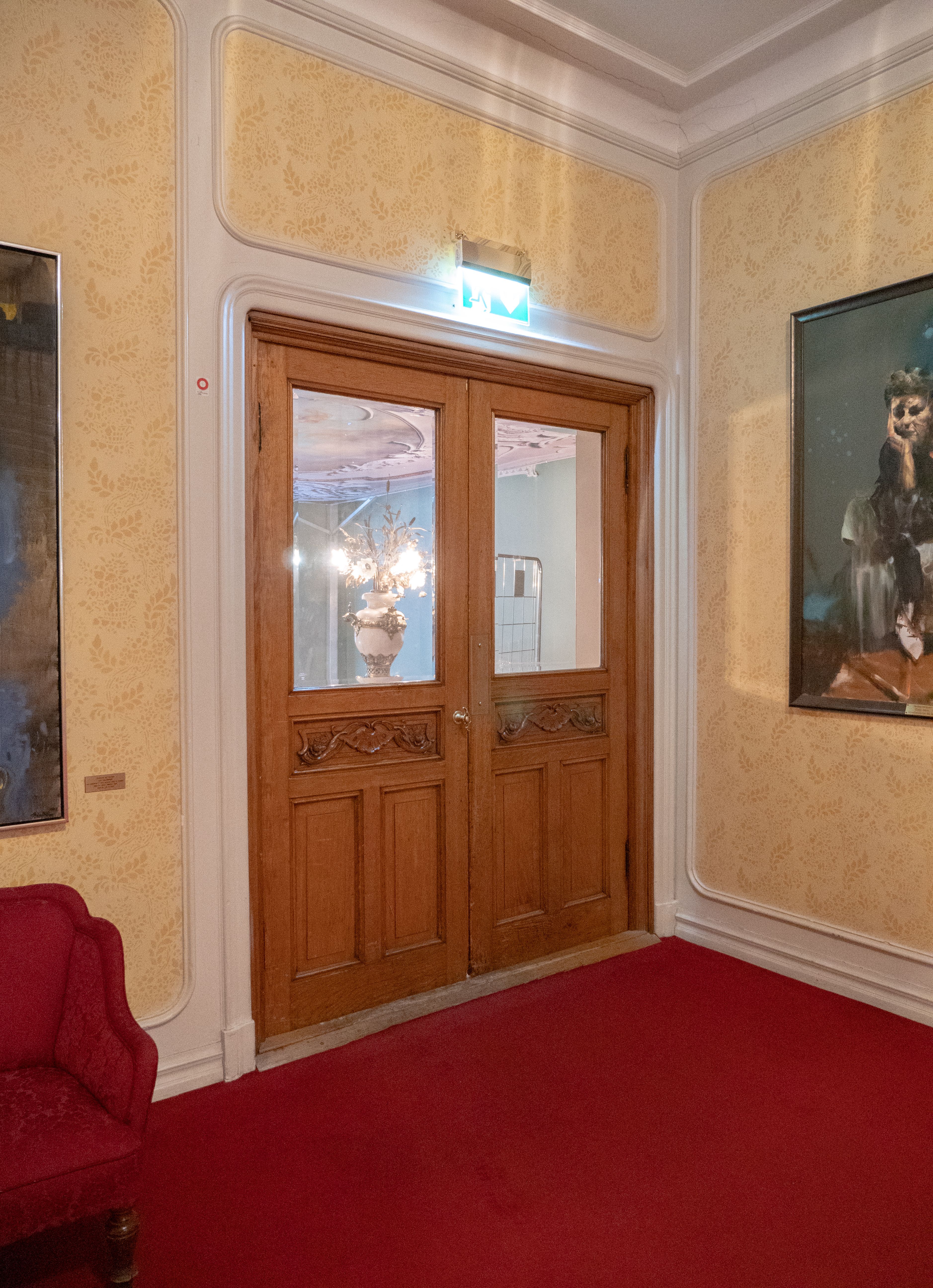 Bilde av dobbel tredør inn til teatrets foaje