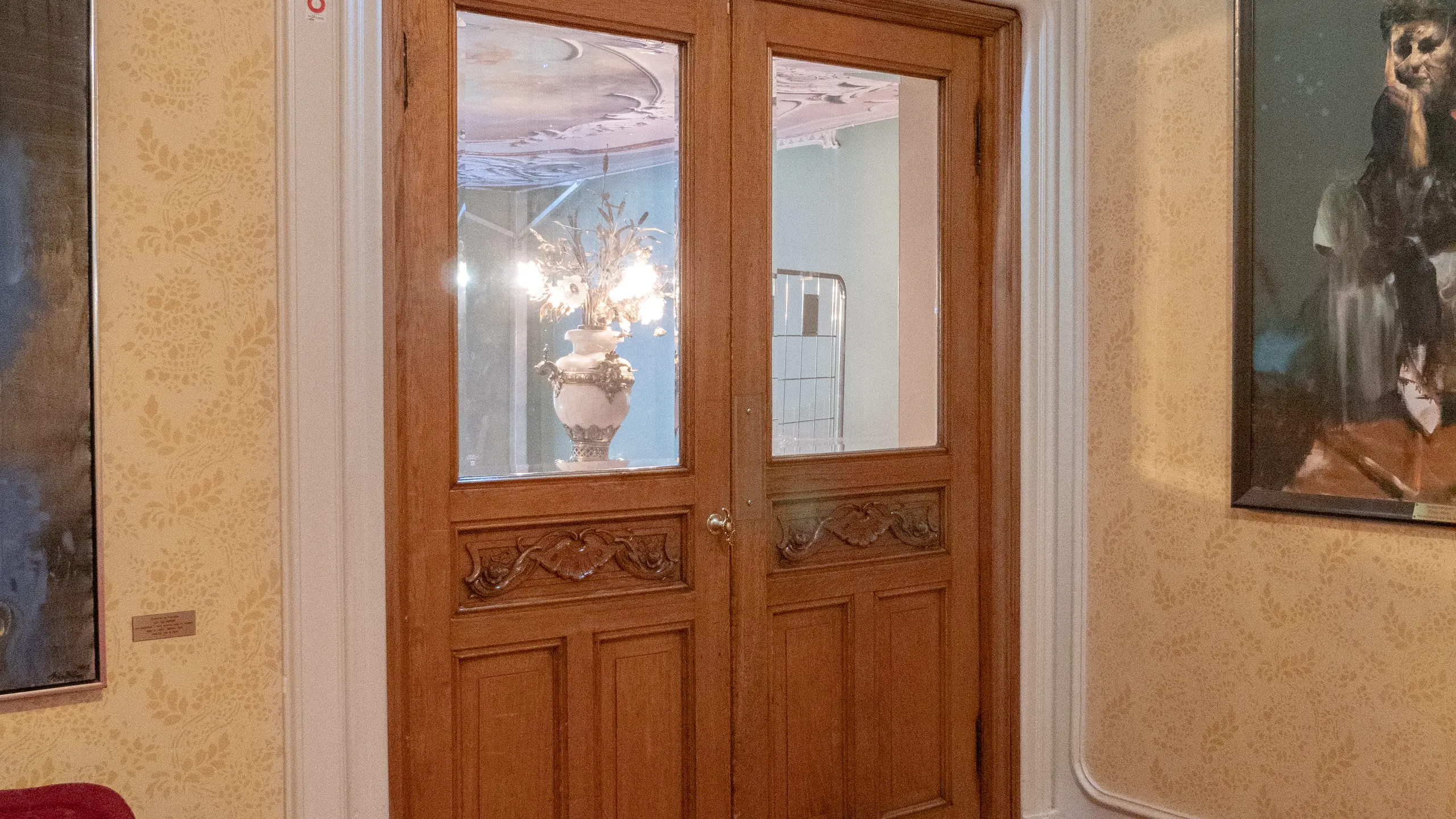 Bilde av dobbel tredør inn til teatrets foaje