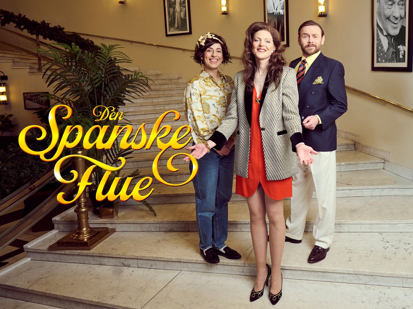 Tre personer i en trapp med tekst "Den spanske flue"