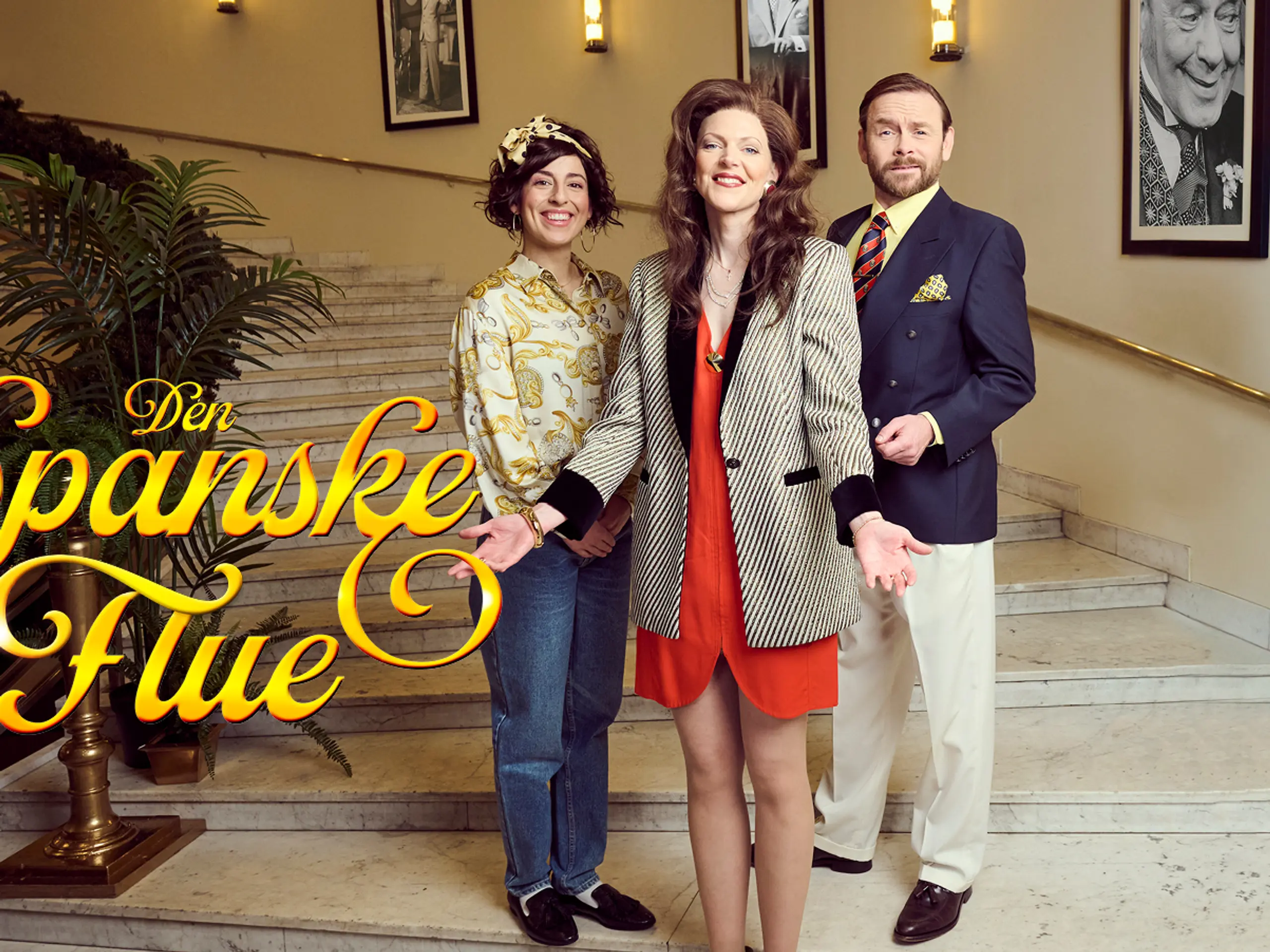 Tre personer i en trapp med tekst "Den spanske flue"