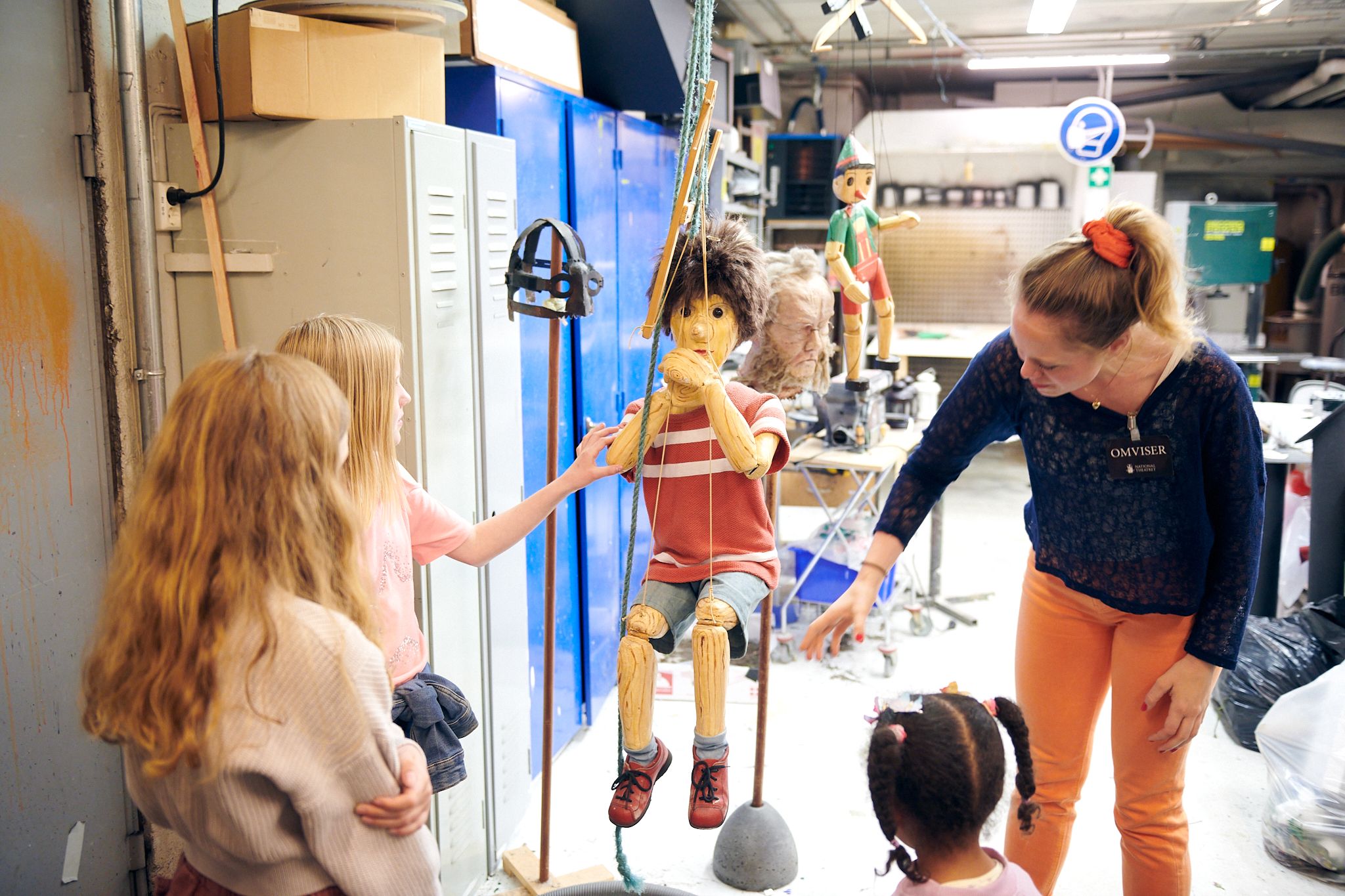 Personer på omvisning ser på en pinocciofigur