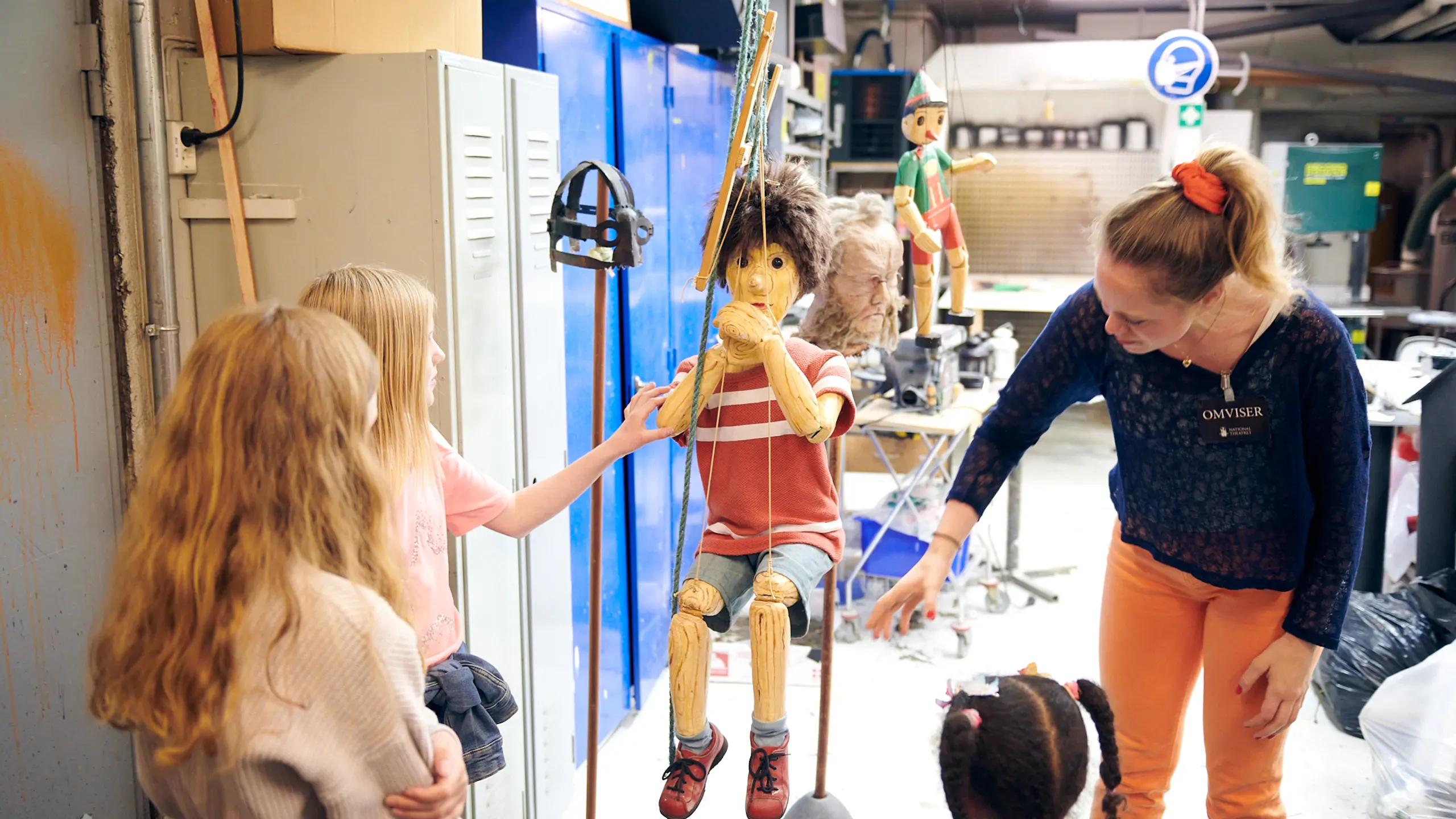 Personer på omvisning ser på en pinocciofigur