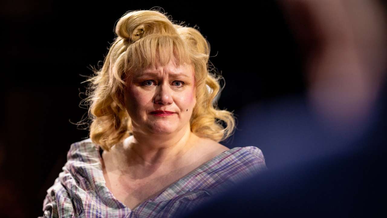 Person med blondt hår i rutete kjole