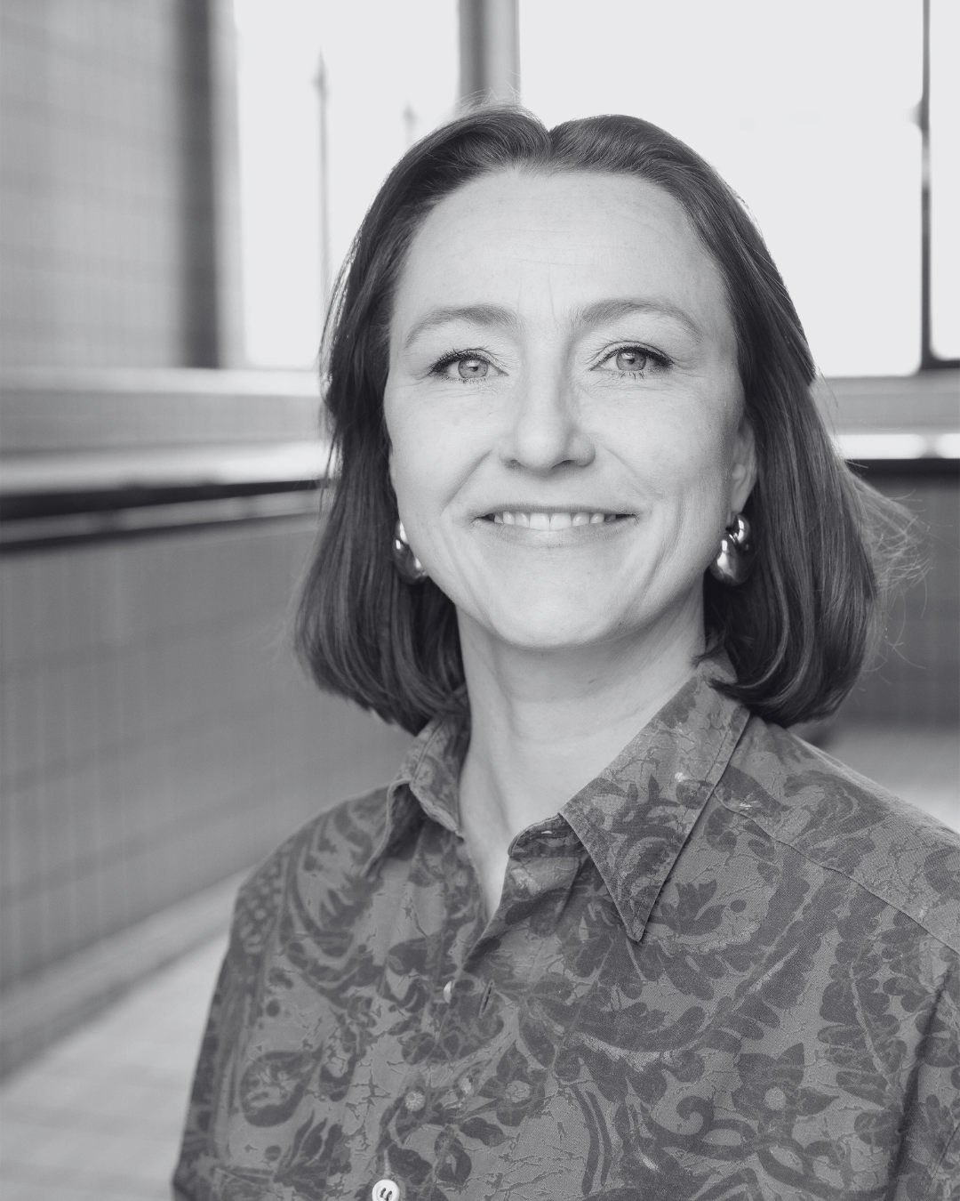 Svart hvitt-portrett av kvinne