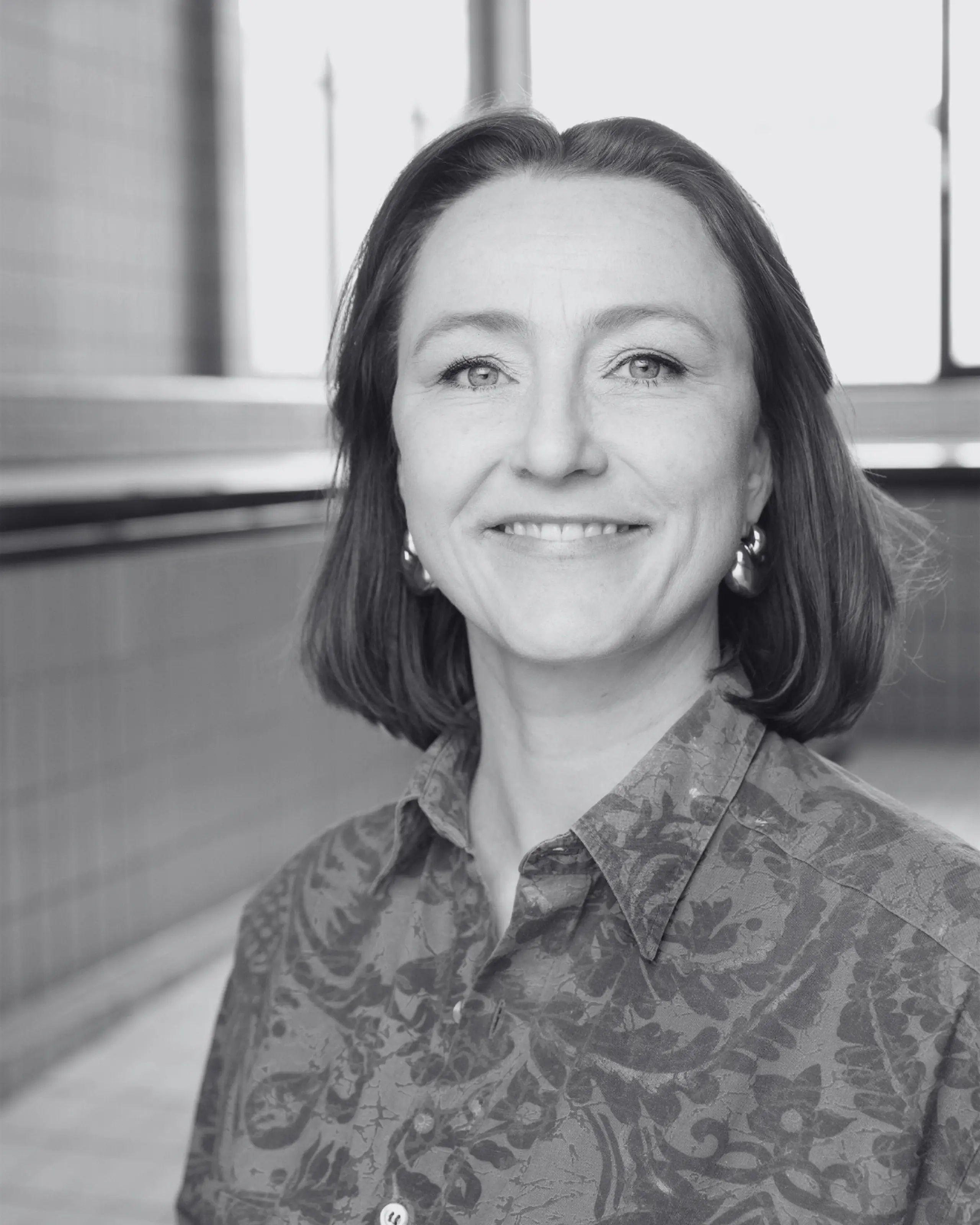 Svart hvitt-portrett av kvinne