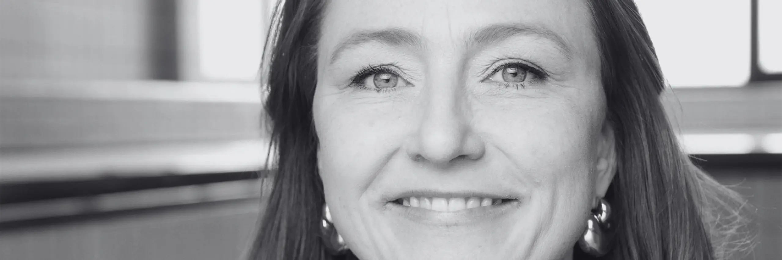 Svart hvitt-portrett av kvinne