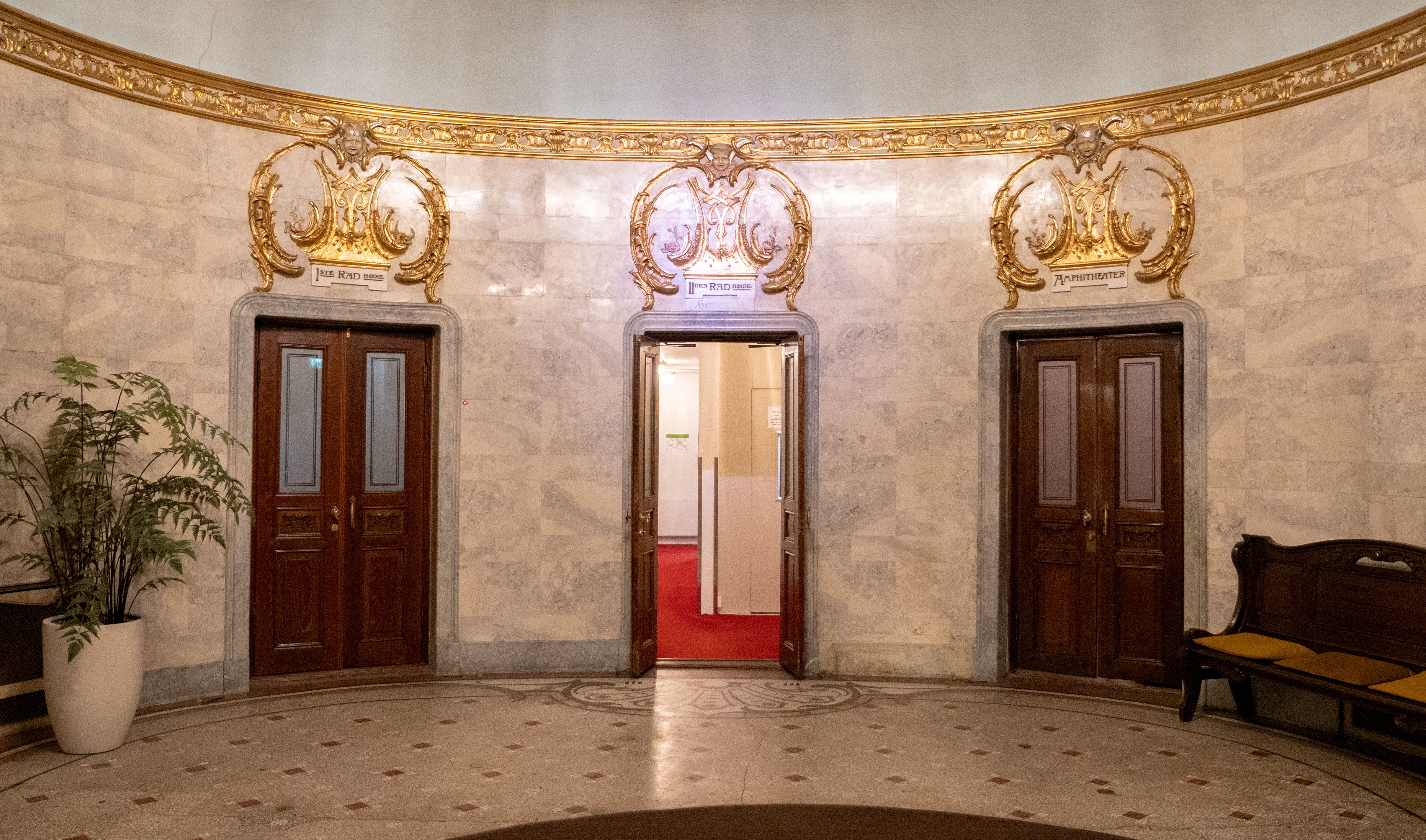 Tre dører i Vestibylen, der den midterste er åpen