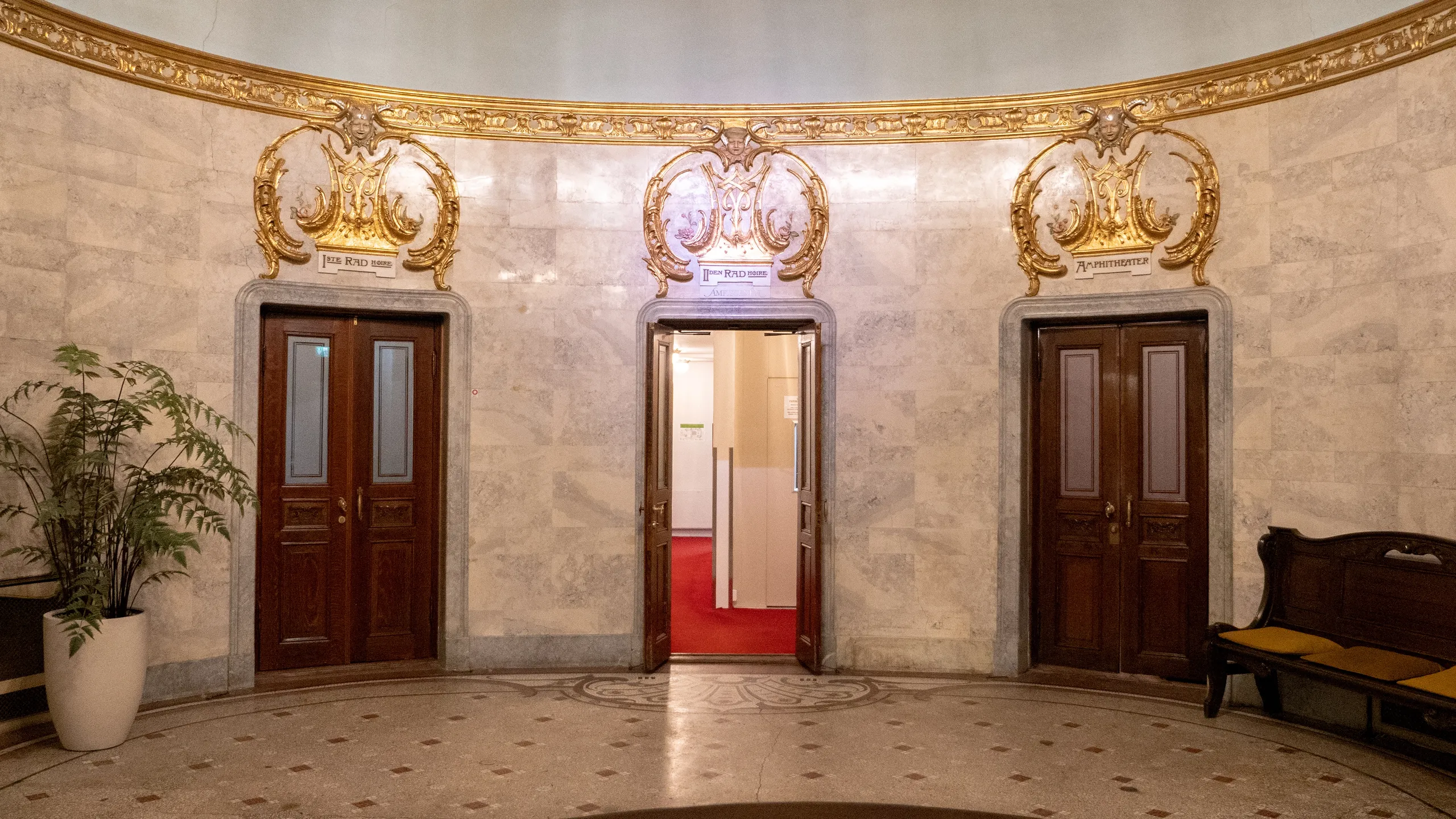 Tre dører i Vestibylen, der den midterste er åpen