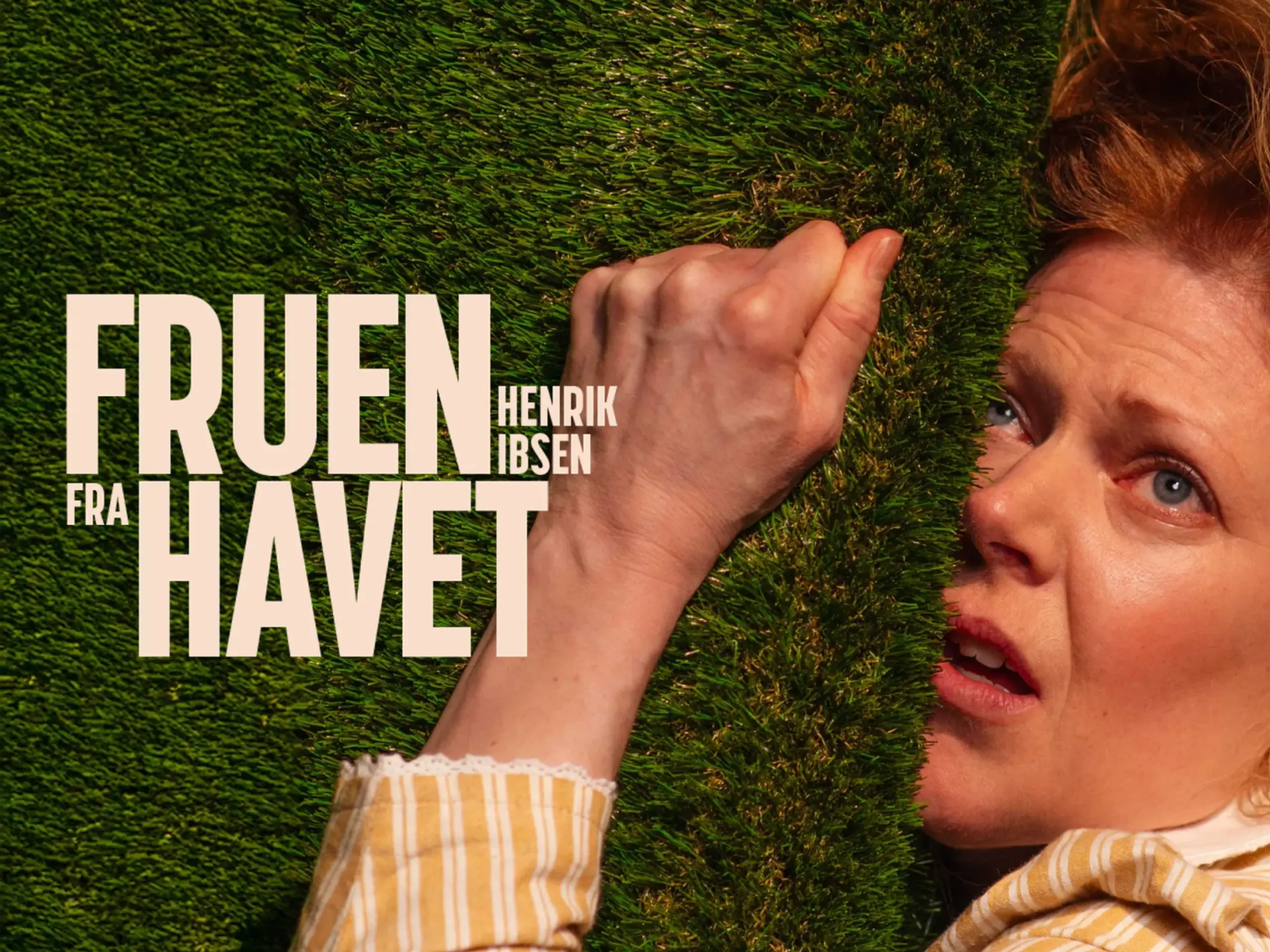 Kvinne som klamrer seg til gress med tittel "Fruen fra havet Henrik Ibsen"