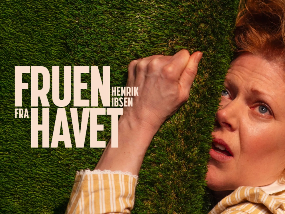 Kvinne som klamrer seg til gress med tittel "Fruen fra havet Henrik Ibsen"