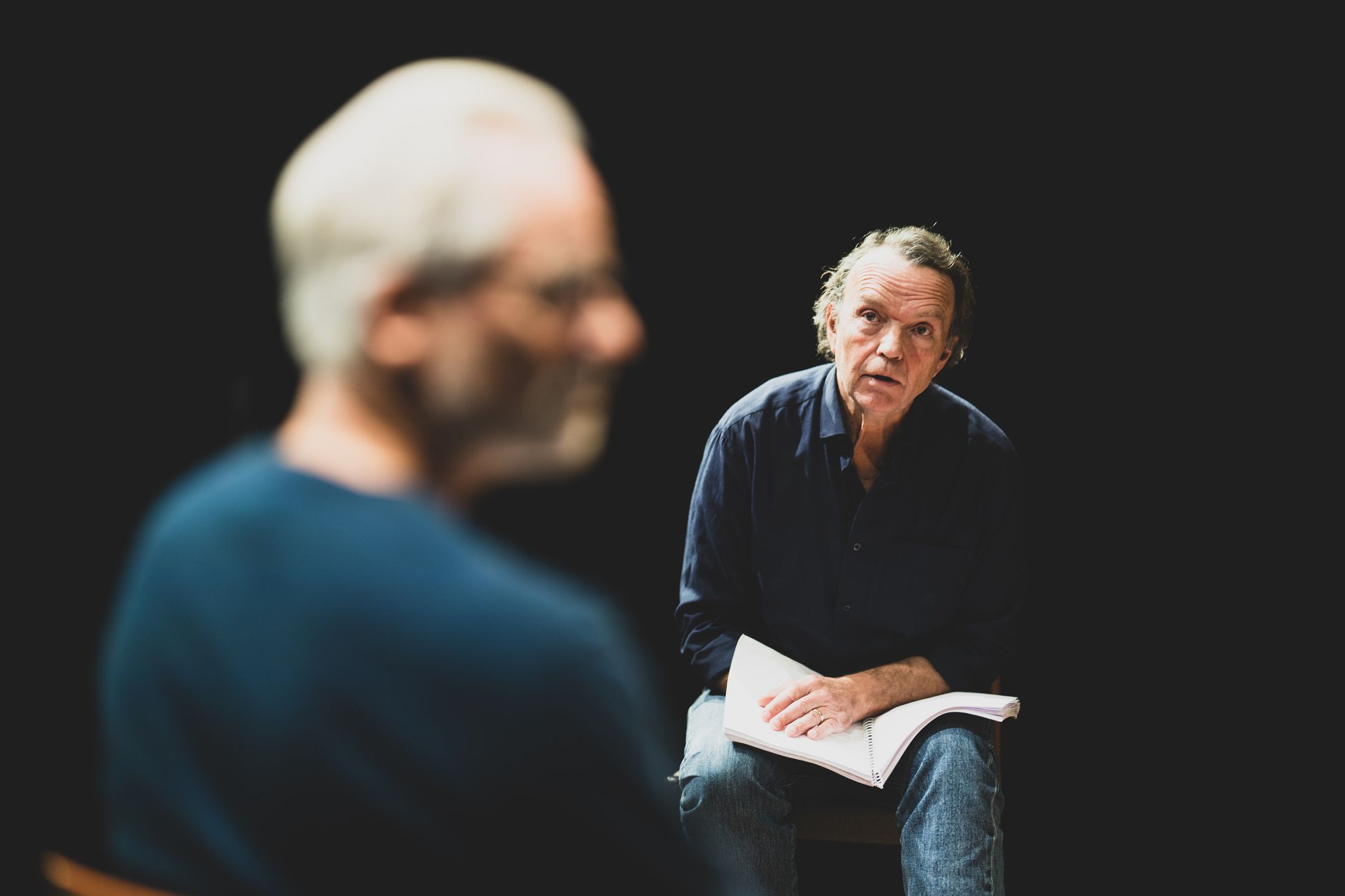 Mann ser på en annen mann mens han holder et manus