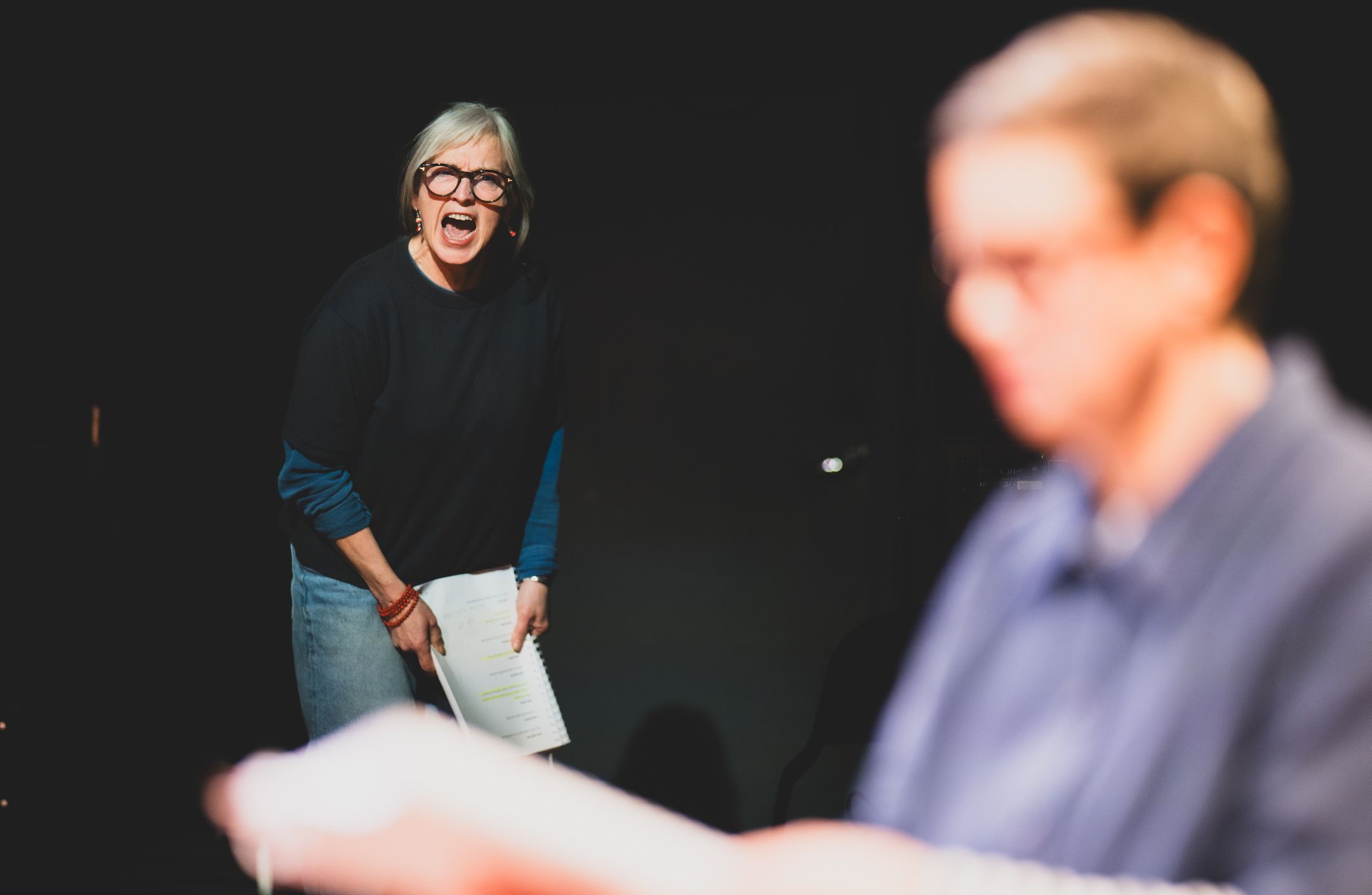 Kvinne med manus står og skriker til en annen kvinne.