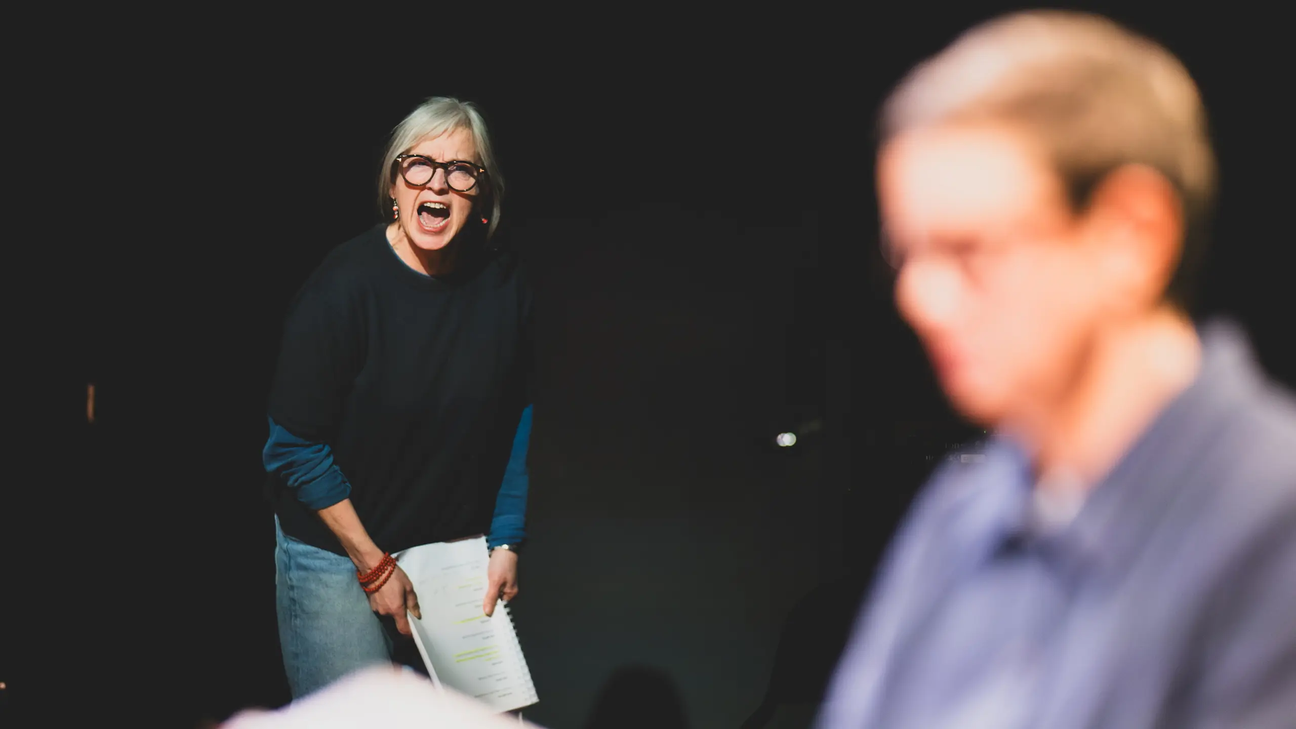 Kvinne med manus står og skriker til en annen kvinne.