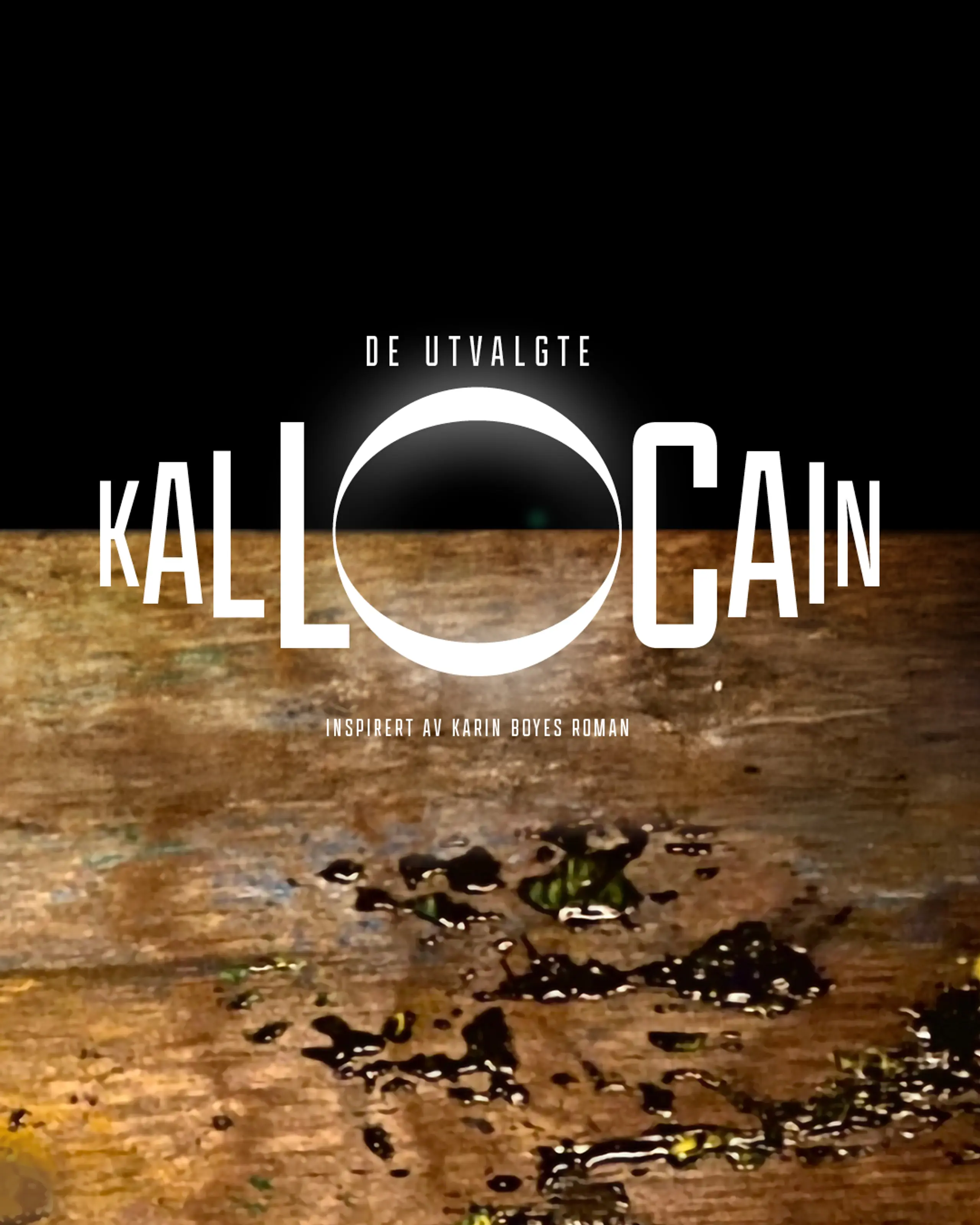 Noe som kan minne om en brun jordskorpe med dråper på mot svart himmel, med tekst De Utvalgte Kallocain inspirert av Karin Boyes roman