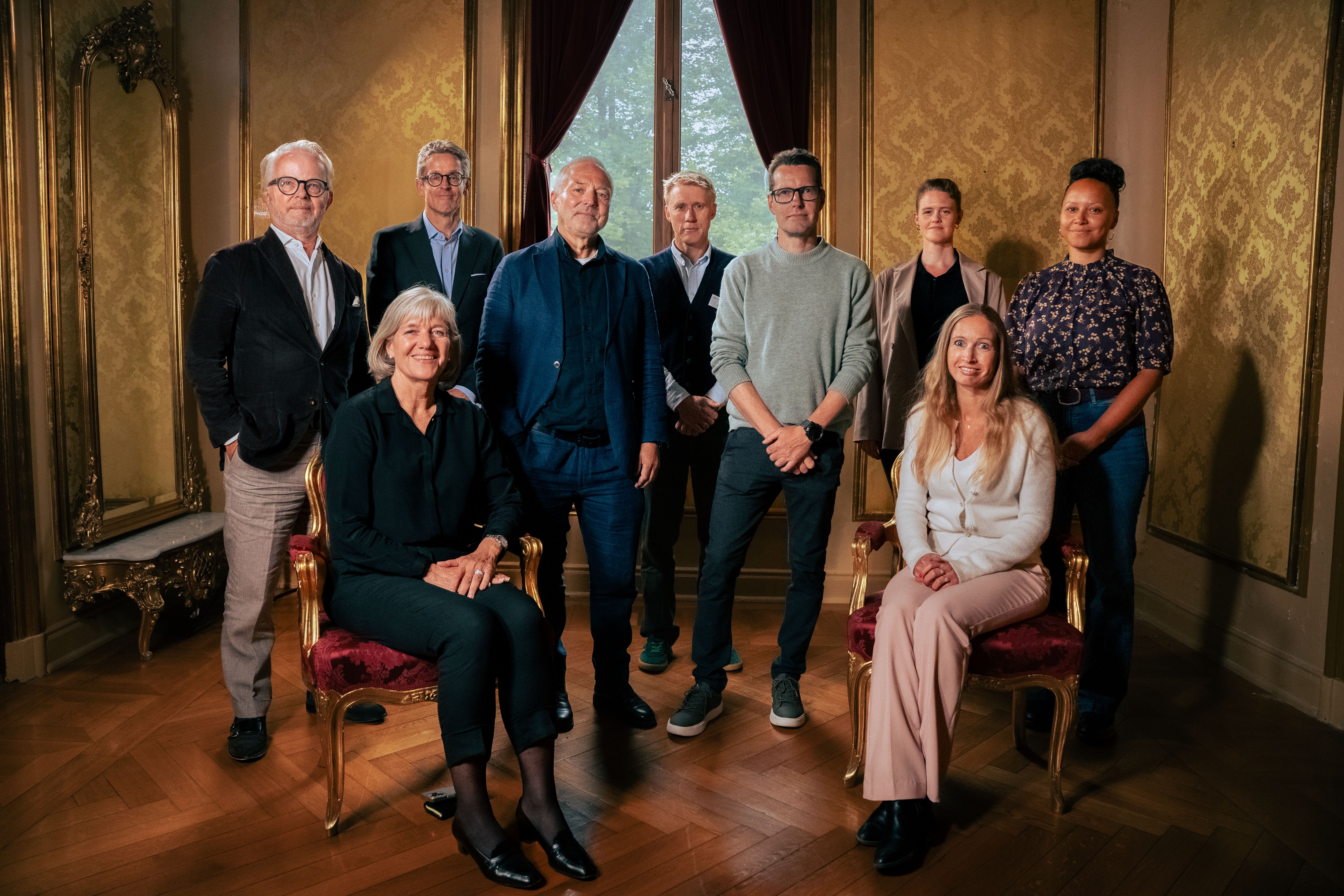 Gruppebilde av ni personer