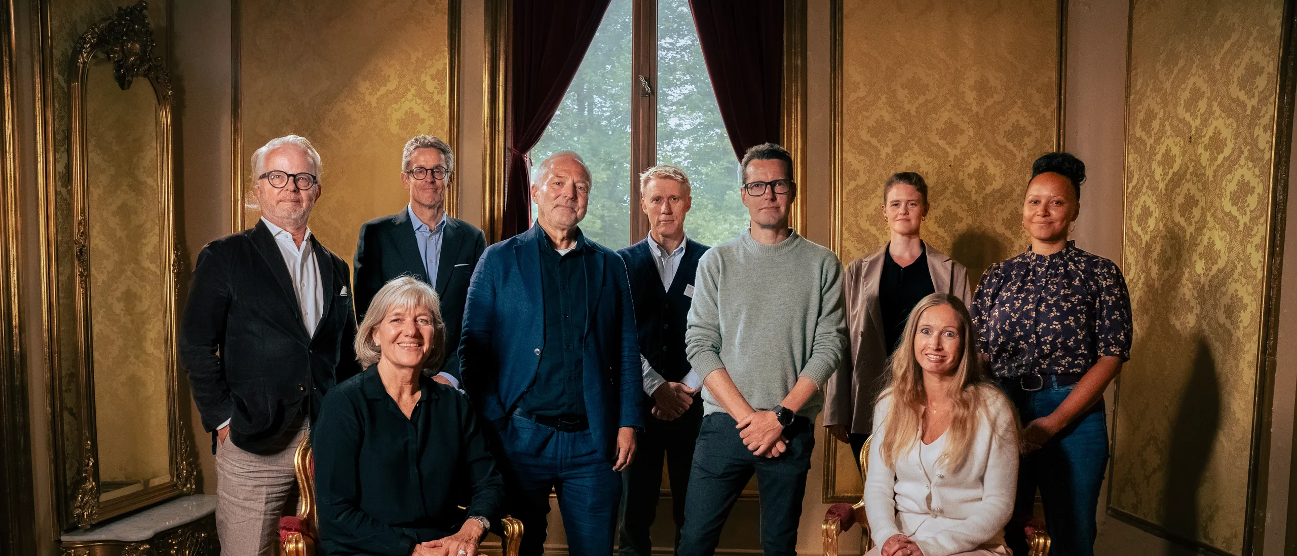 Gruppebilde av ni personer