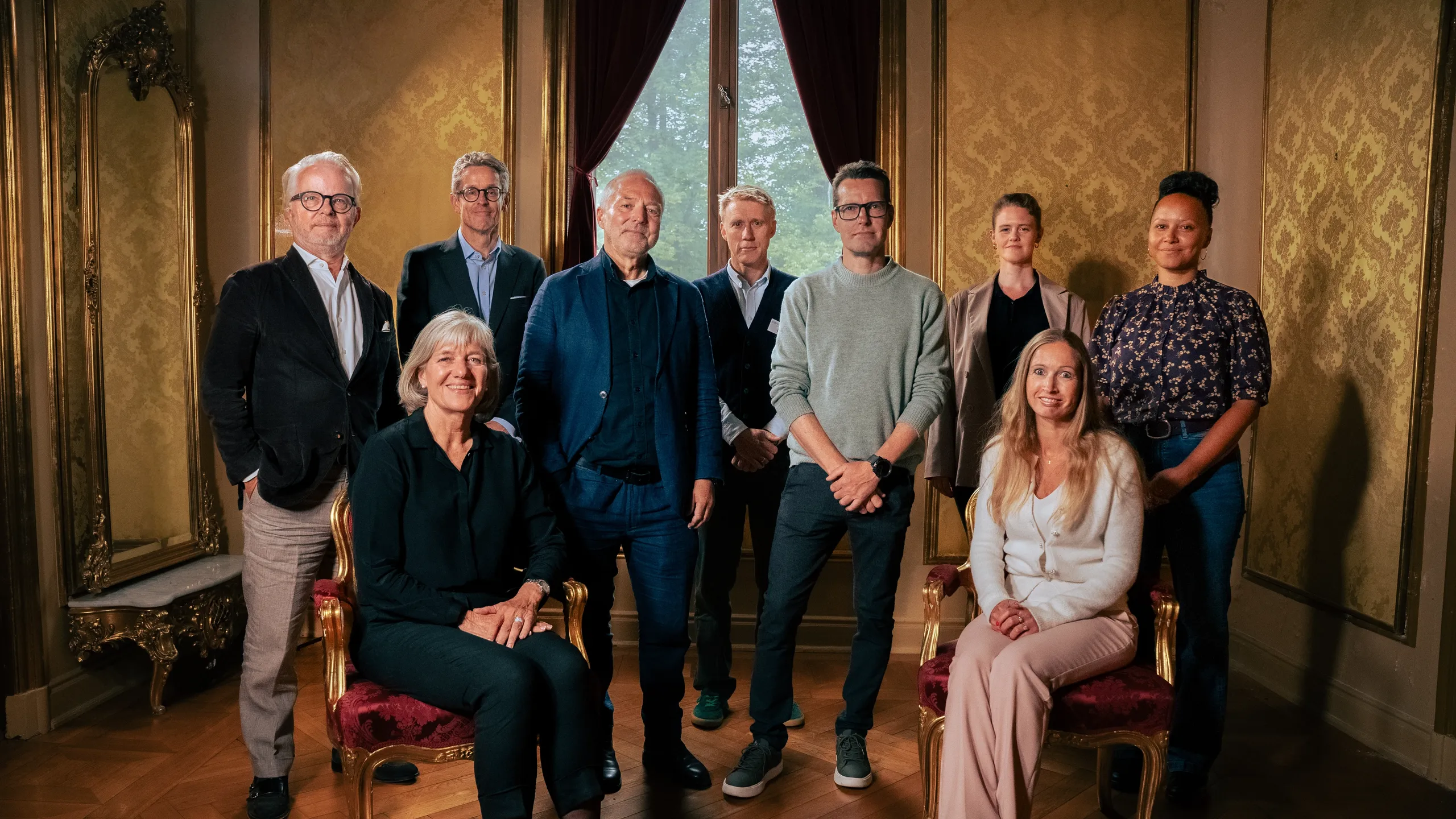 Gruppebilde av ni personer