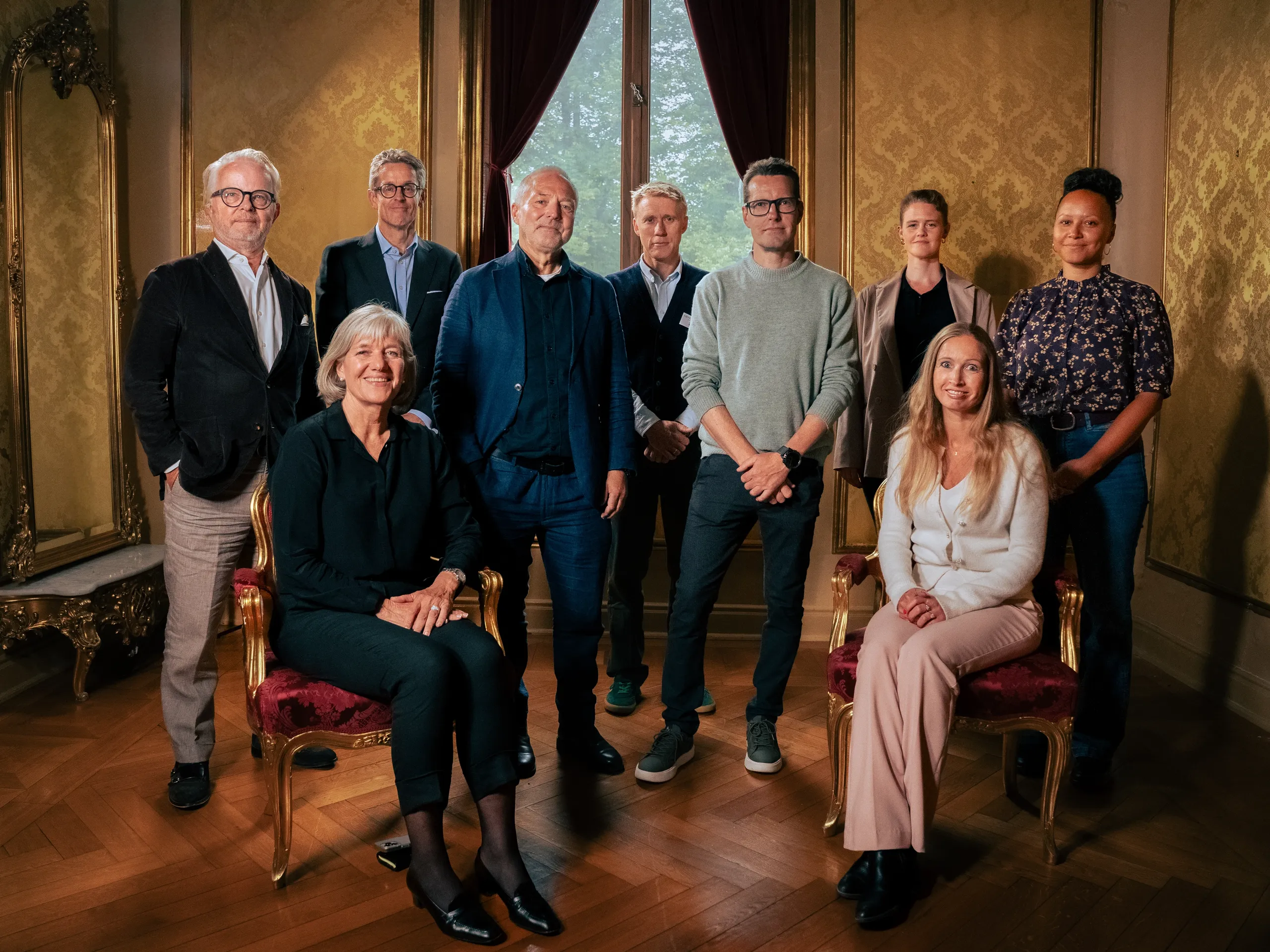 Gruppebilde av ni personer