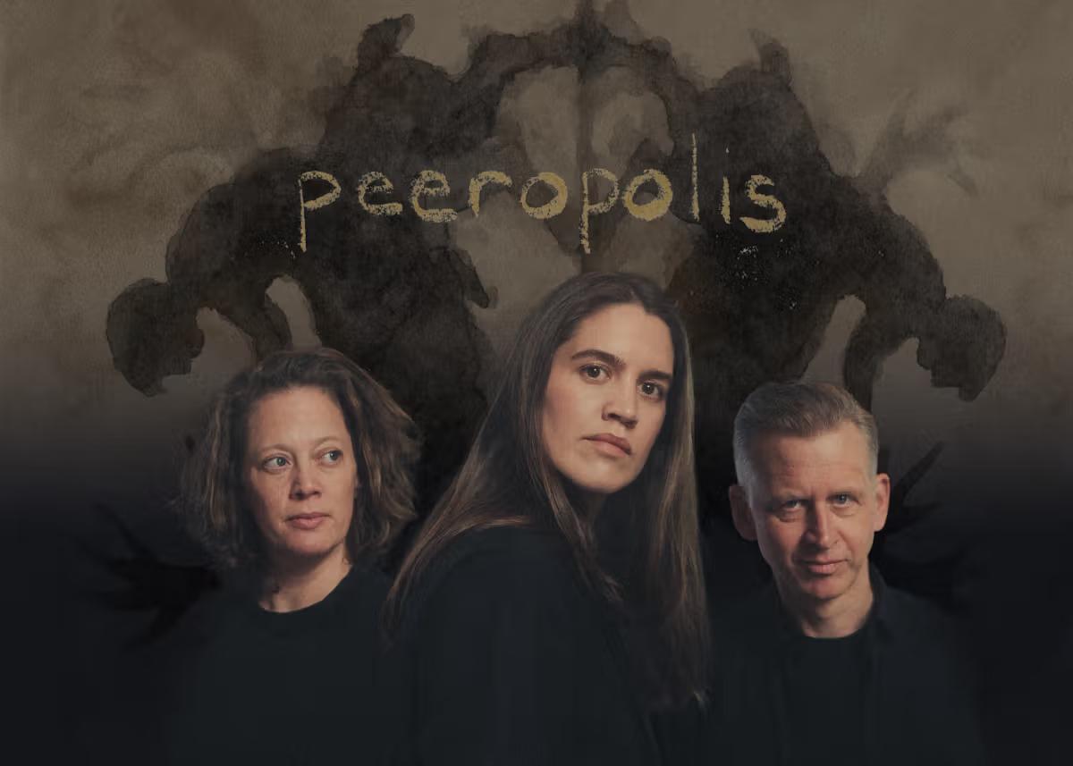 tre personer foran tittelen "Peeropolis"