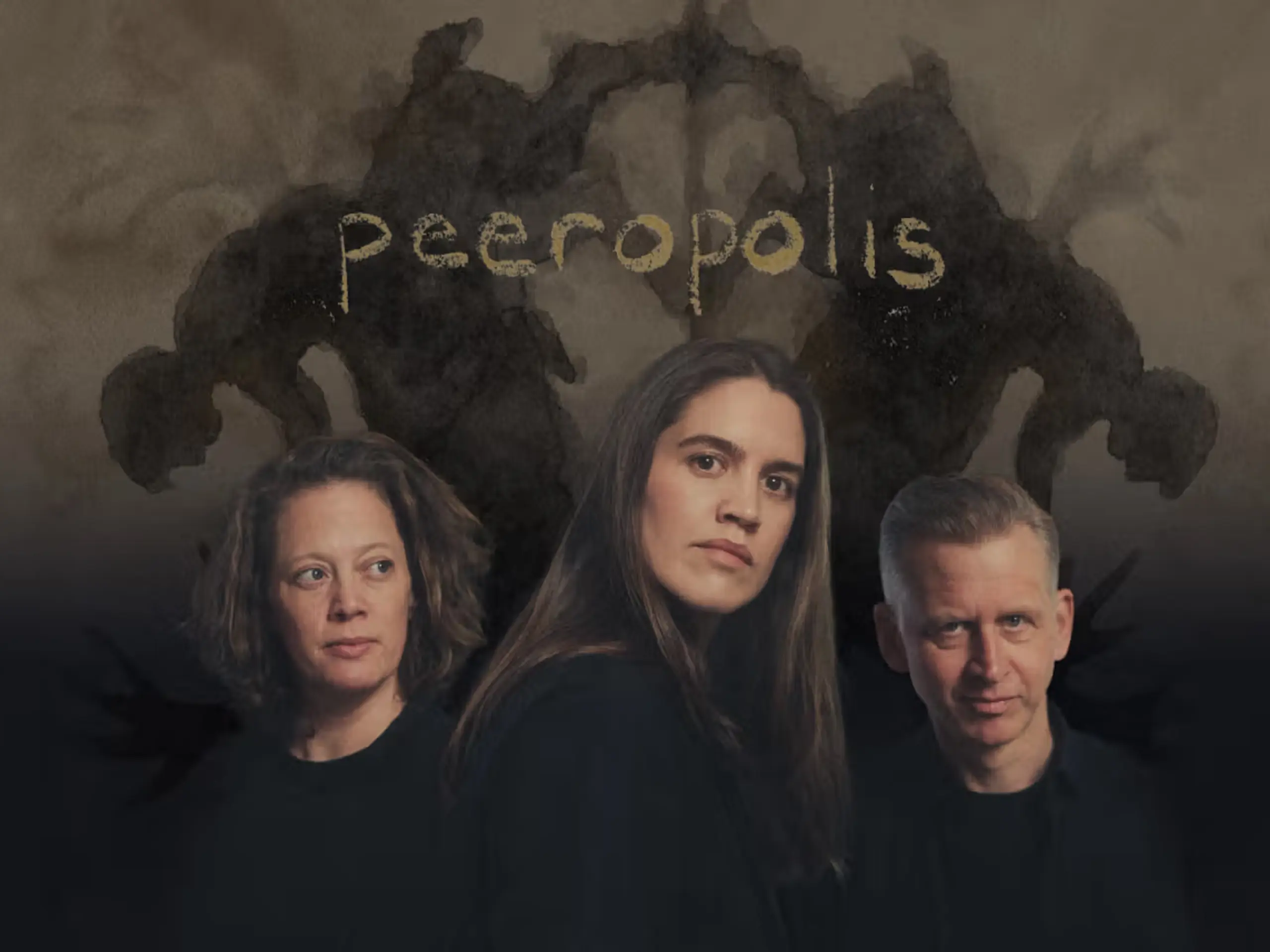 tre personer foran tittelen "Peeropolis"