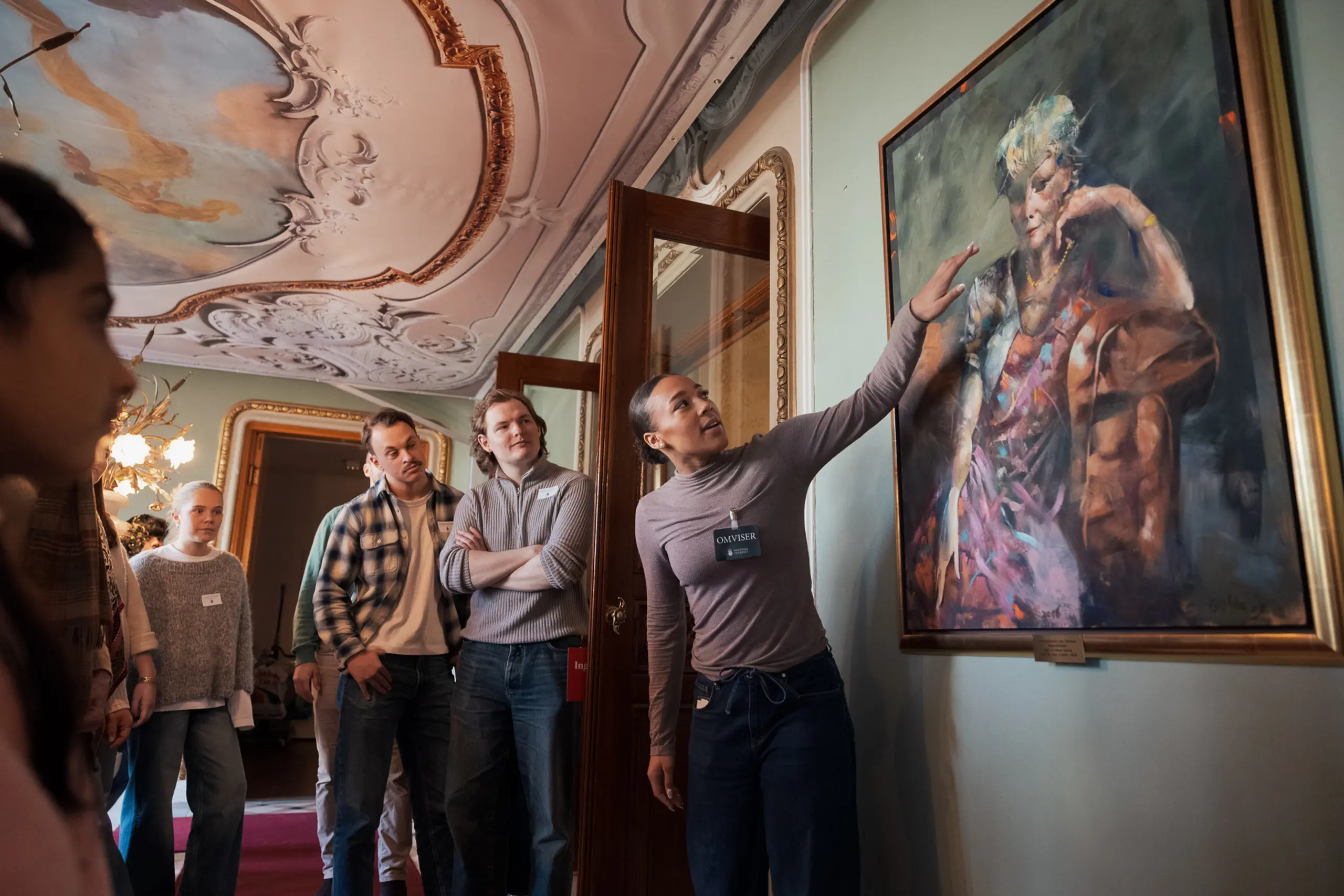 Kvinne som har omvisning på Nationaltheatret