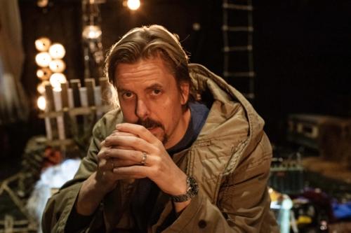 Portrett av mann i scenerom