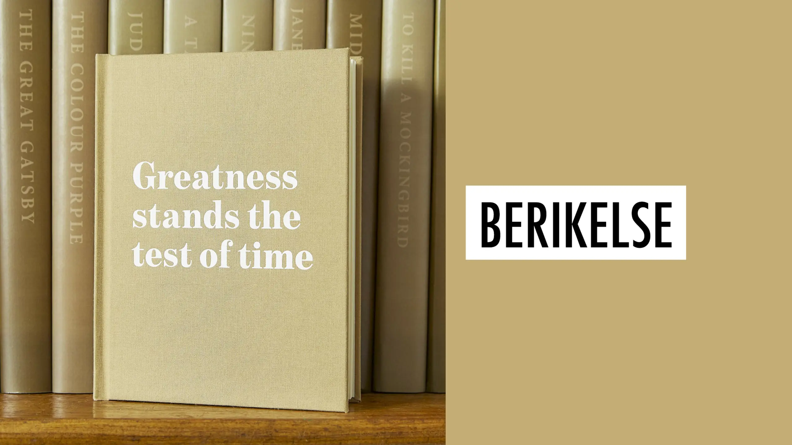 En beige bok med tittelen "Greatness stands the test of time". Ved siden av står det "Berikelse"