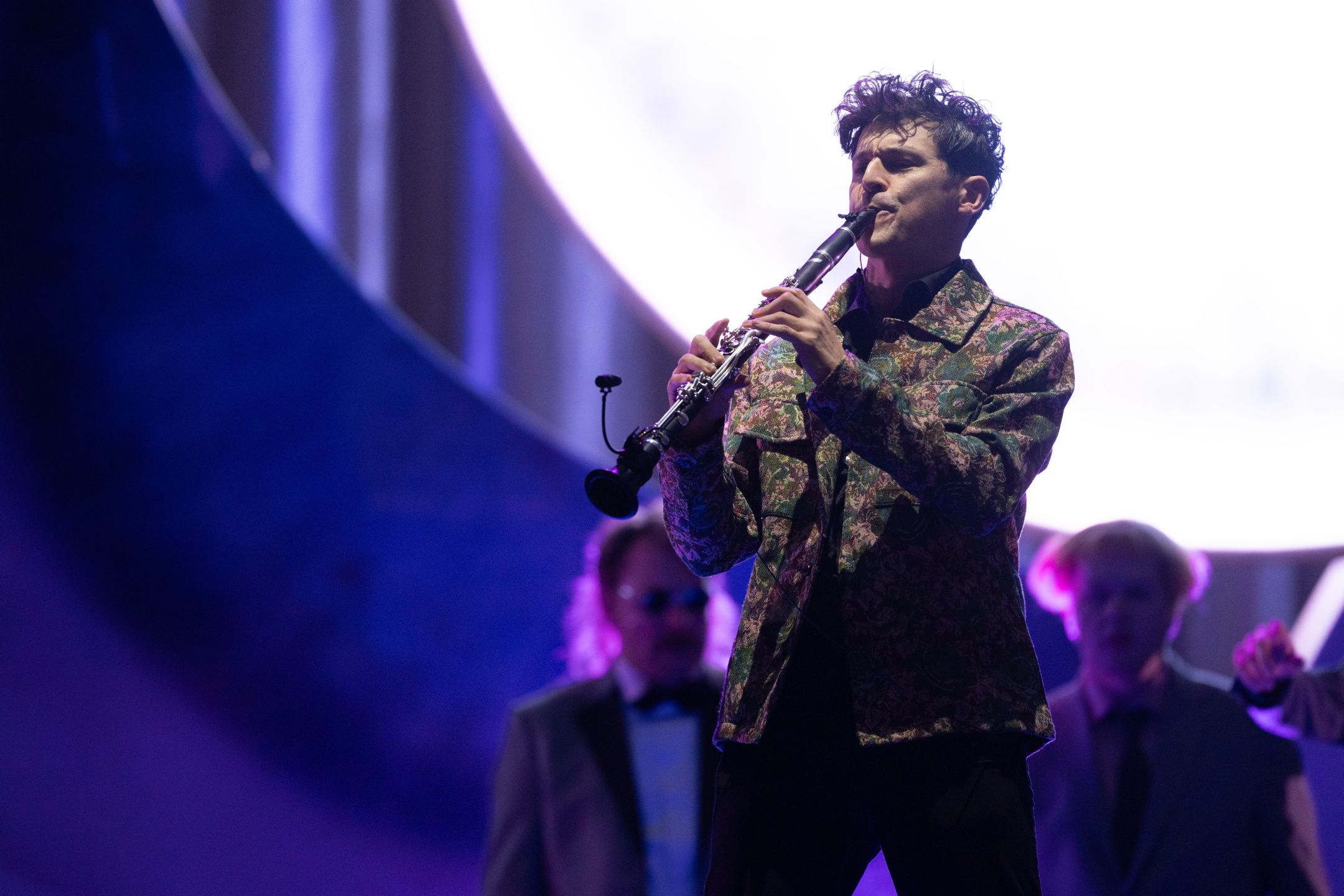 Mann som spiller klarinett på en scene