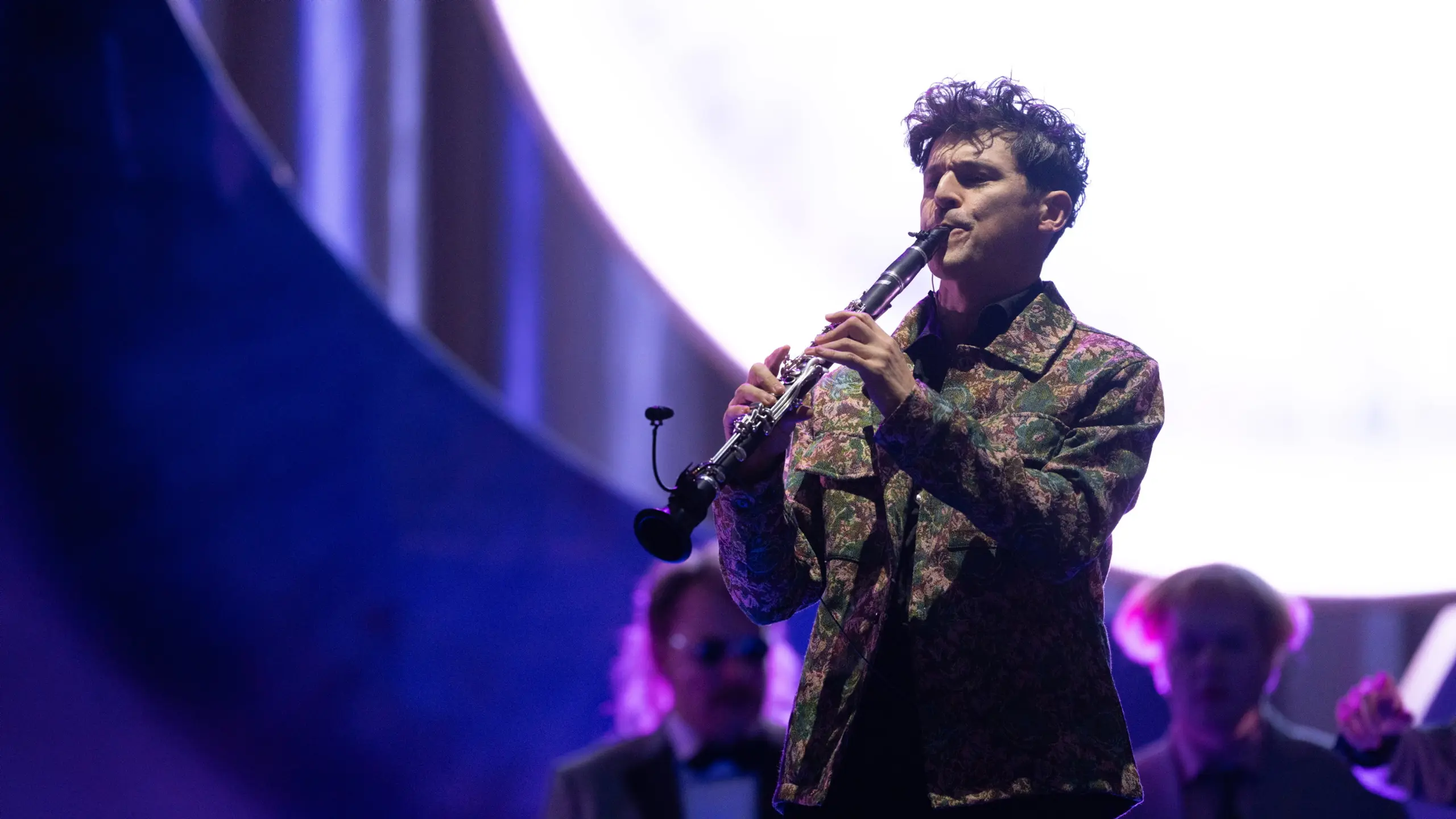 Mann som spiller klarinett på en scene