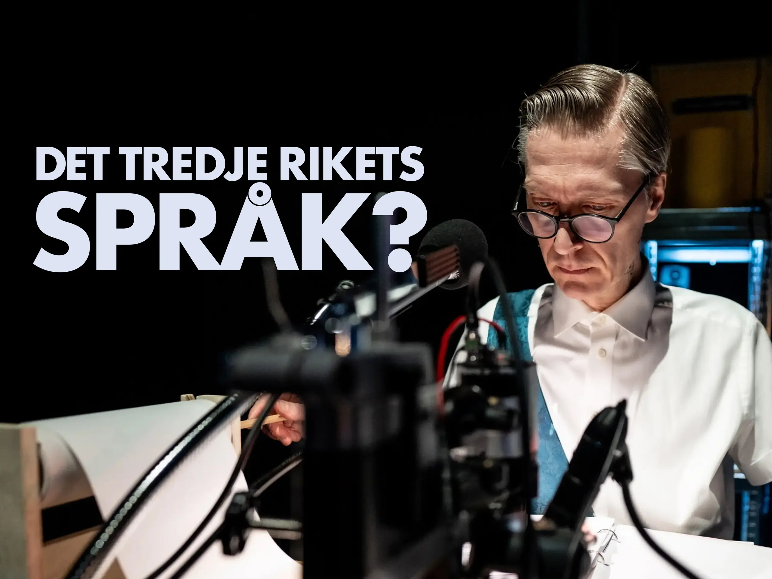 Mann som står og leser med tittel "Det tredje rikets språk?"